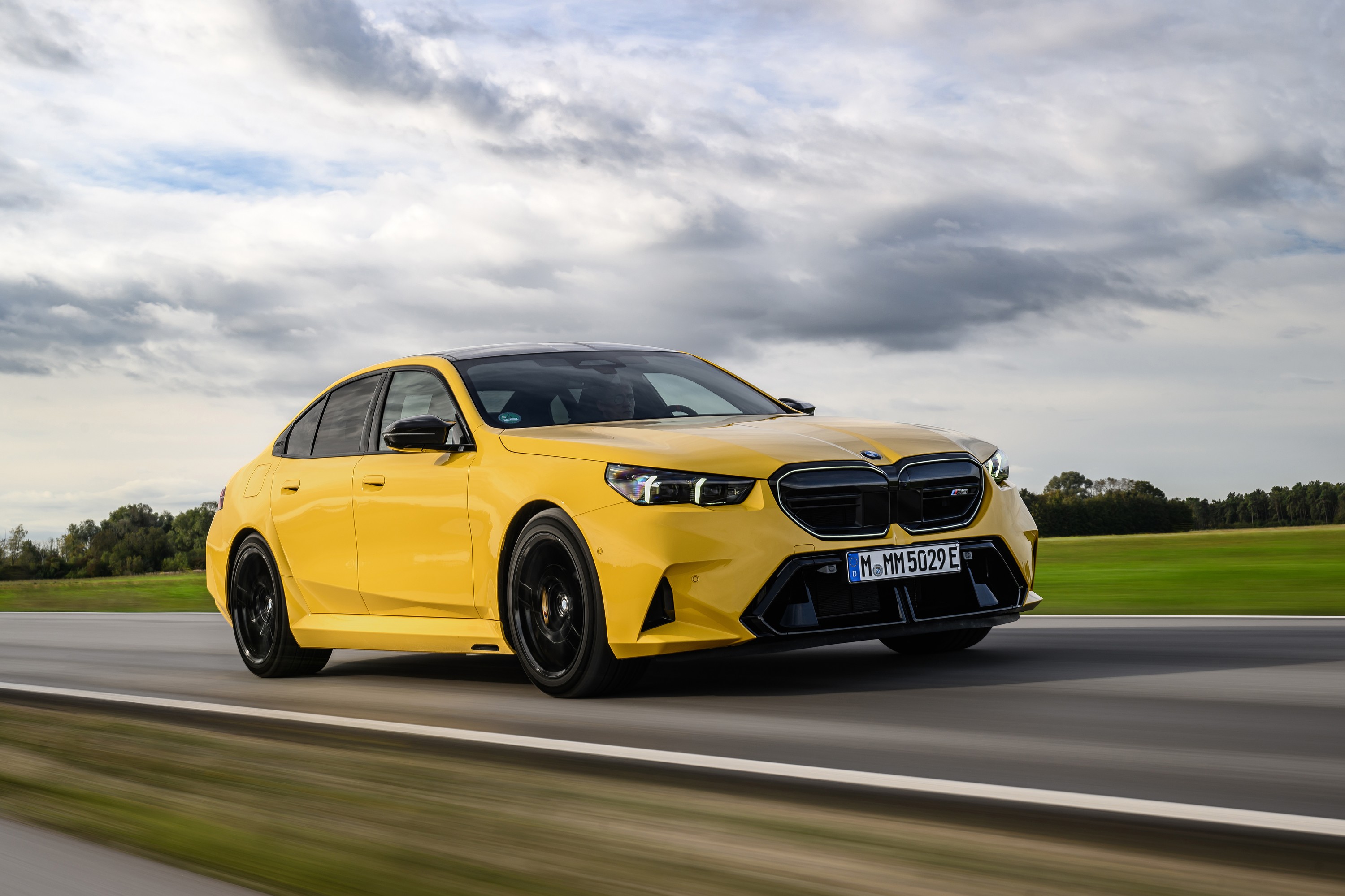 BMW M5 technology P90575414