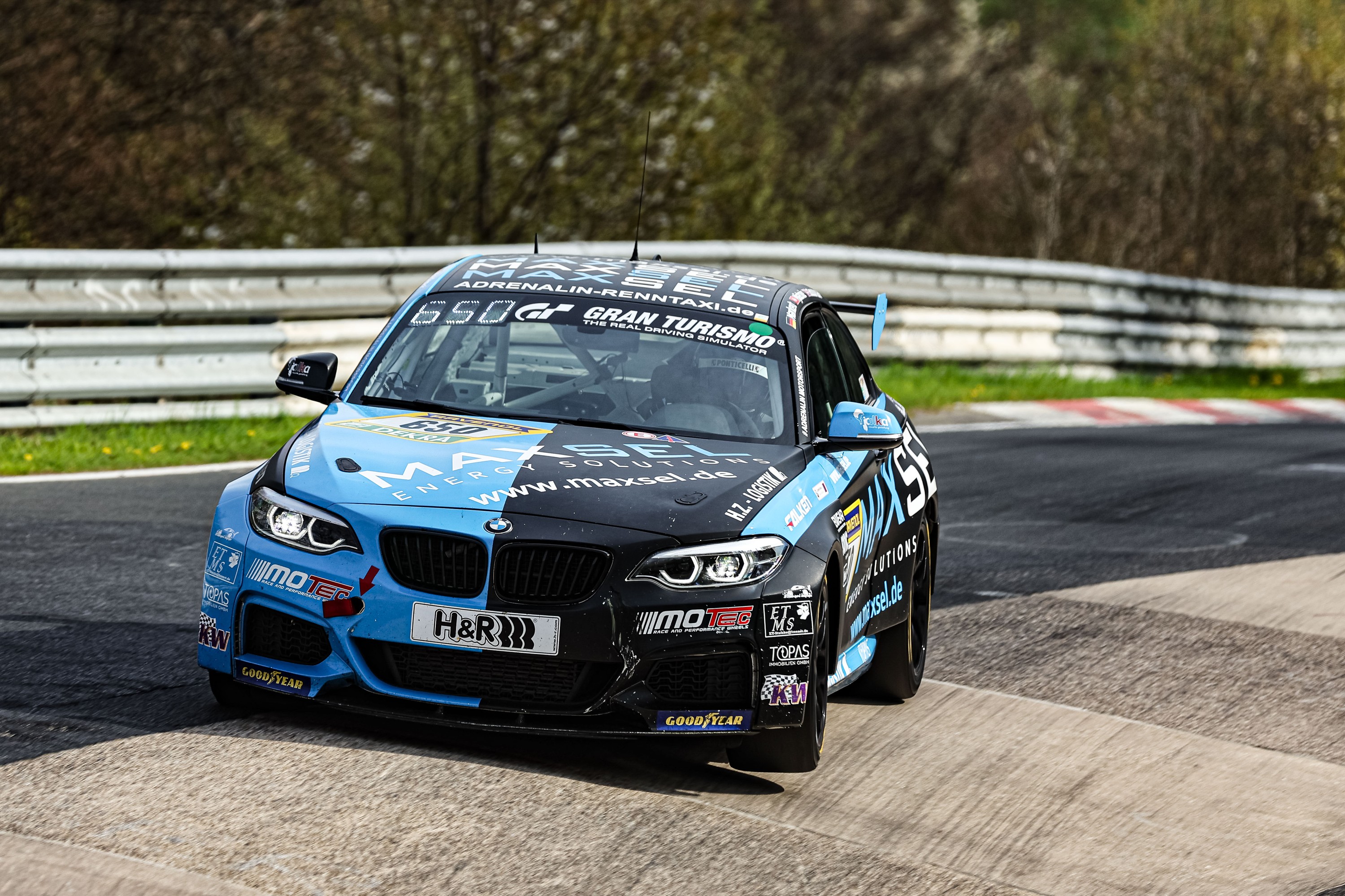 BMW M240i exterior P90546065