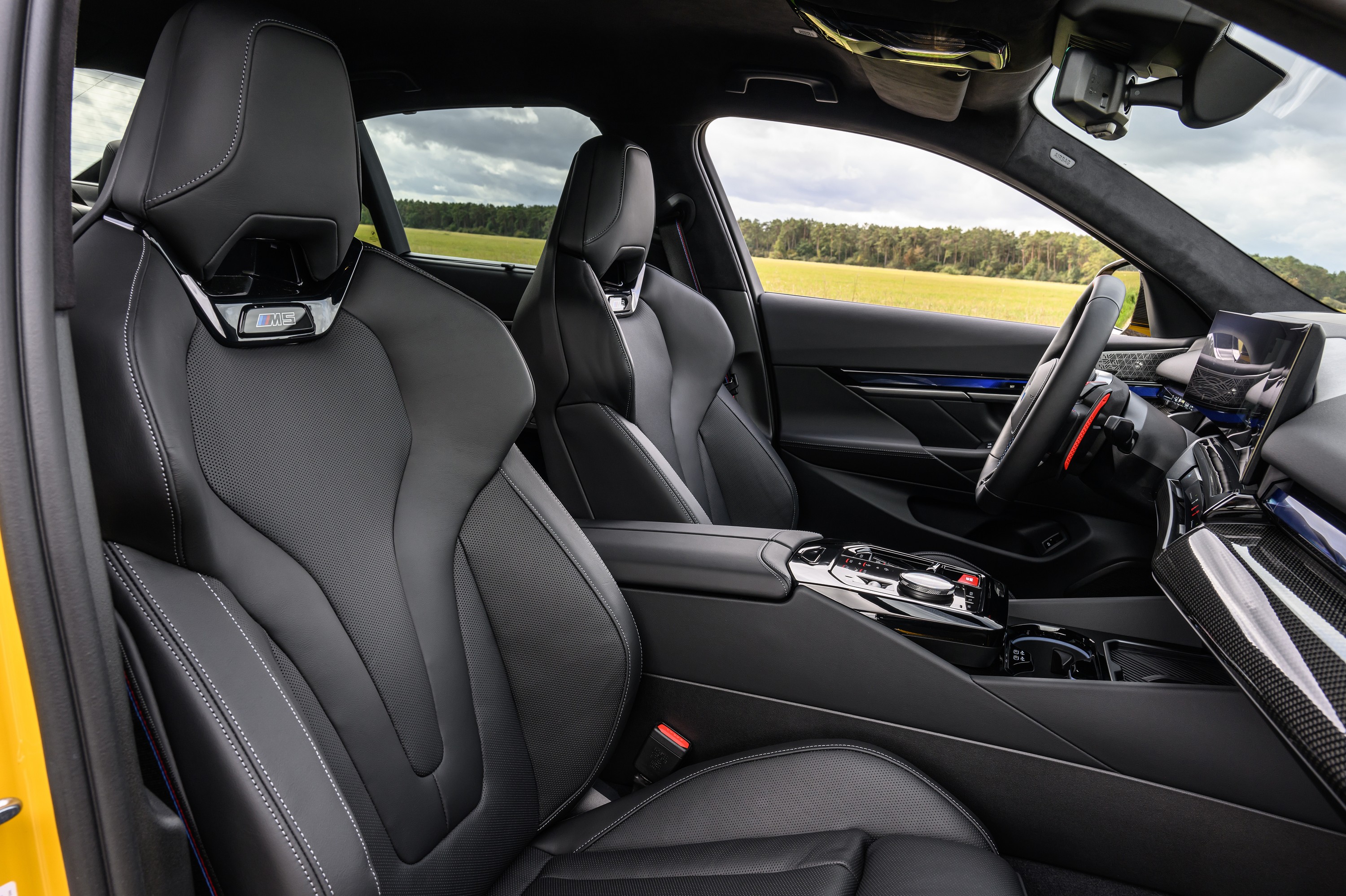 BMW M5 technology P90575496