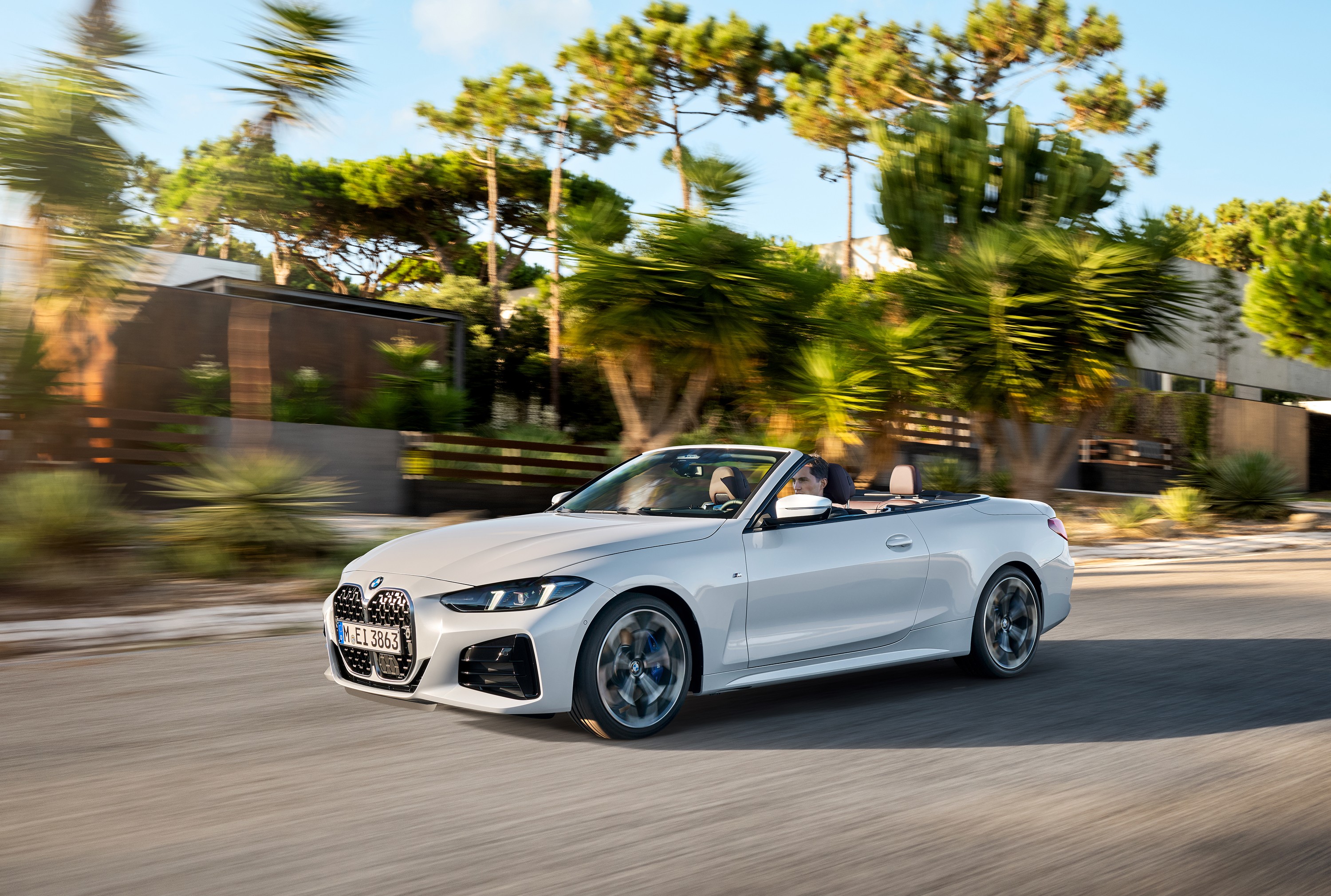 BMW 4 Series driving P90535877