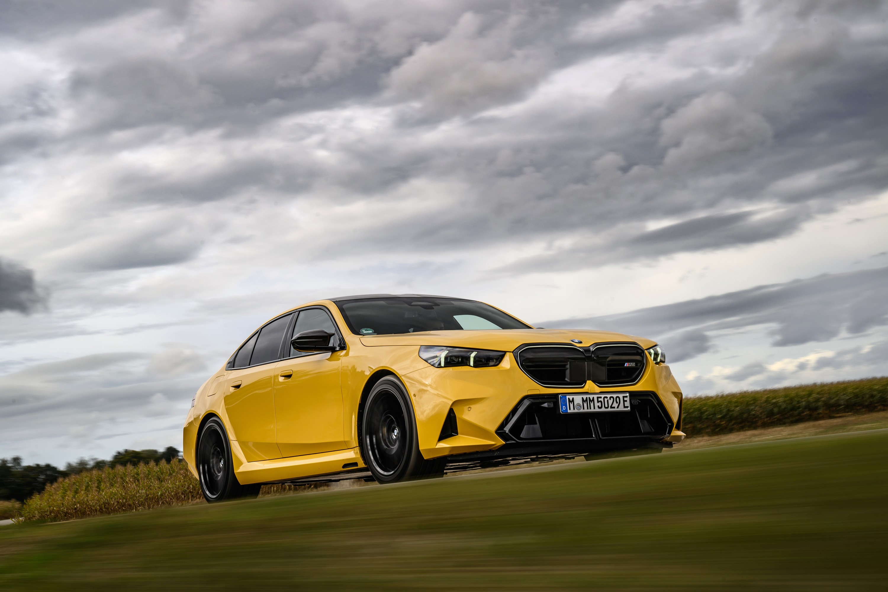 BMW M5 technology P90575420