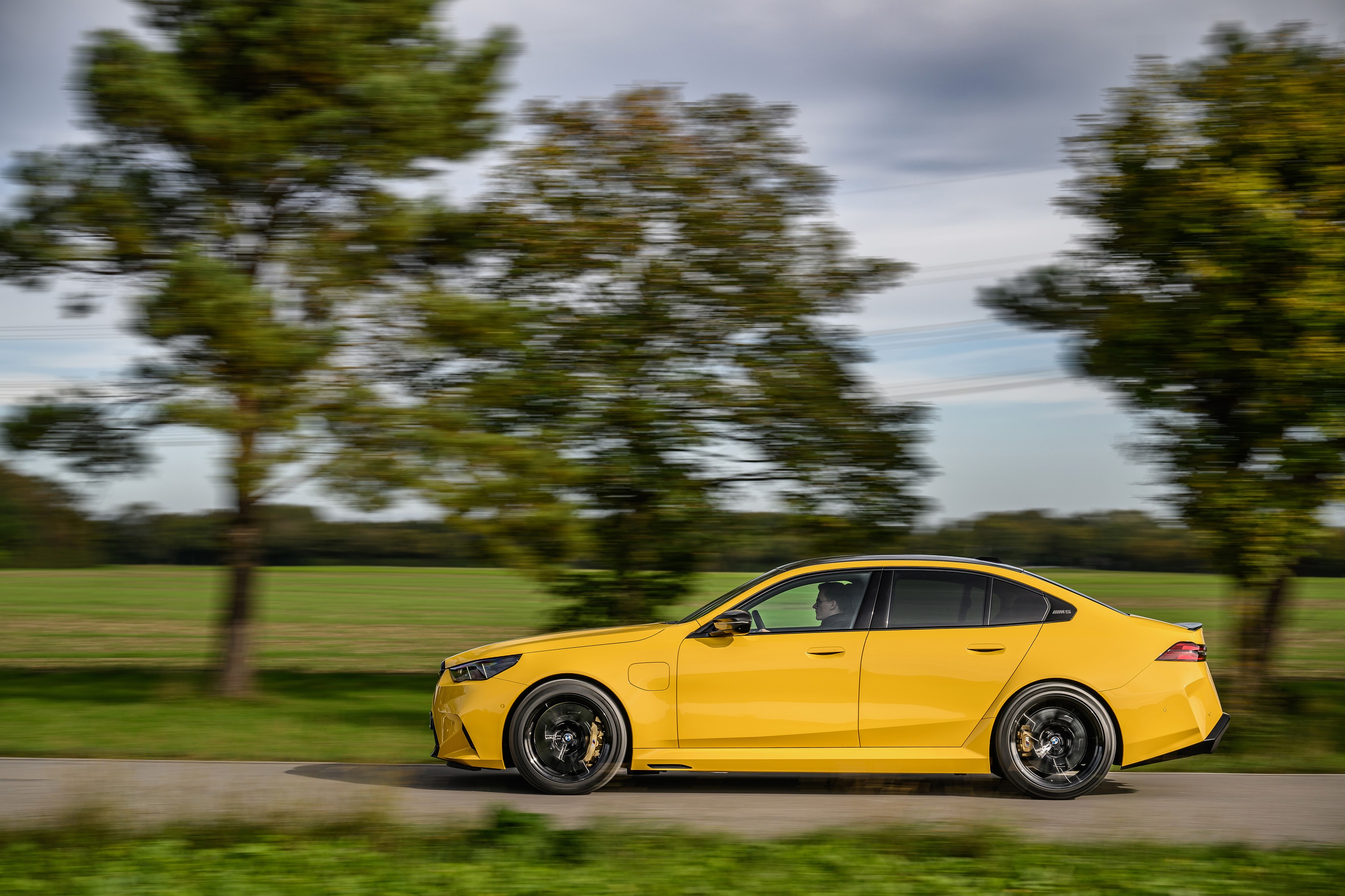 BMW M5 technology P90575432