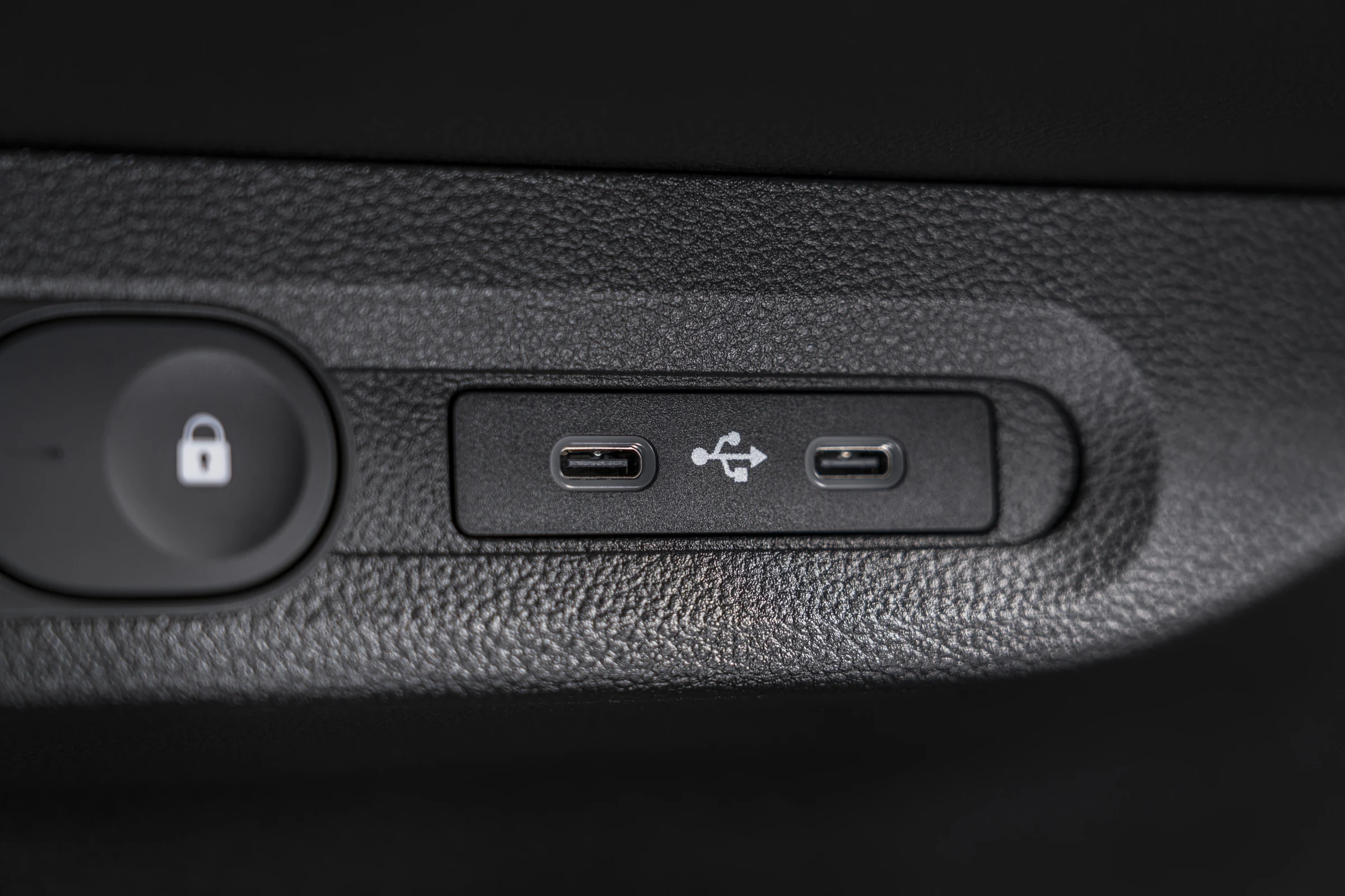 Nissan Pixo interior official photo 4