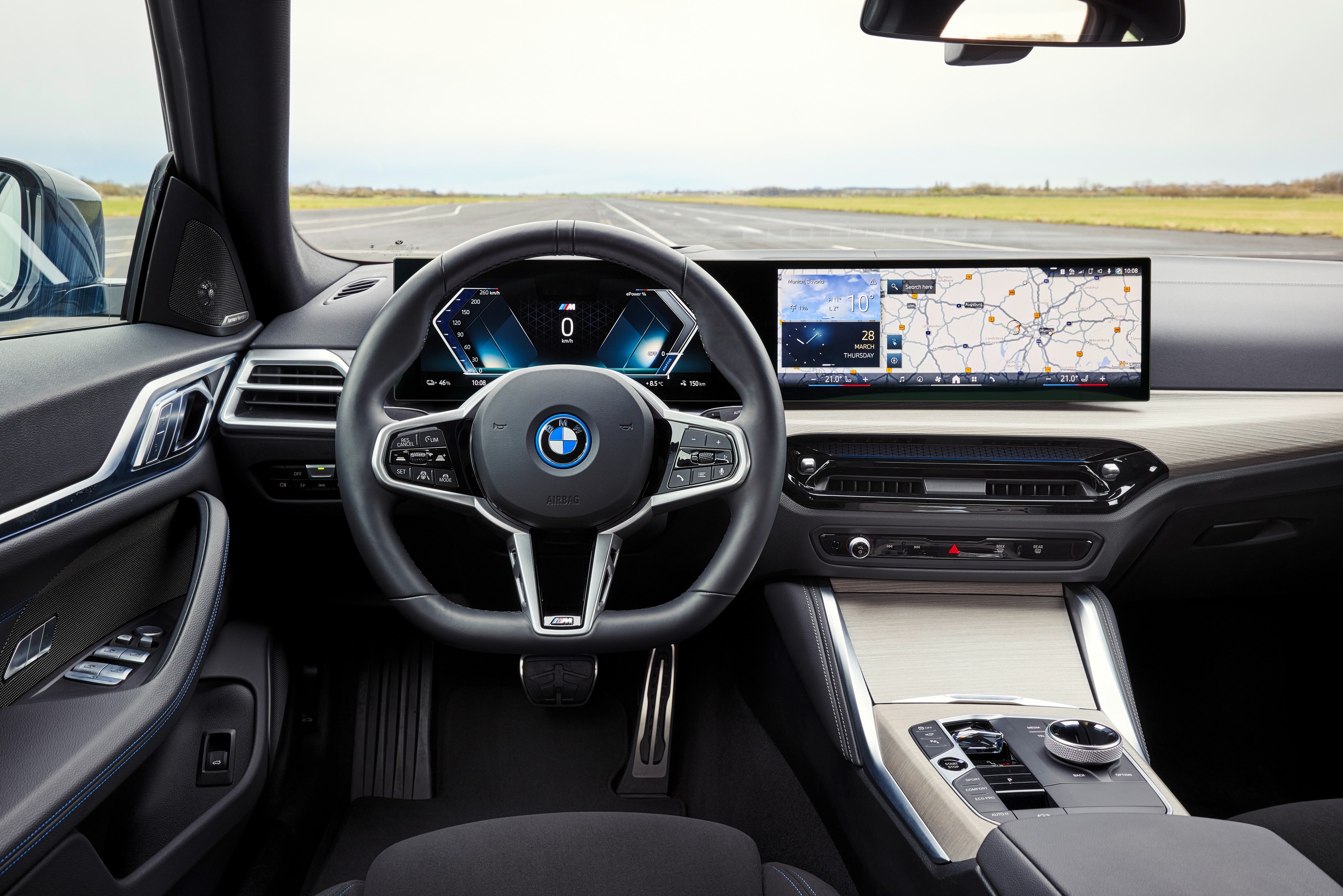 BMW i4 interior P90546686