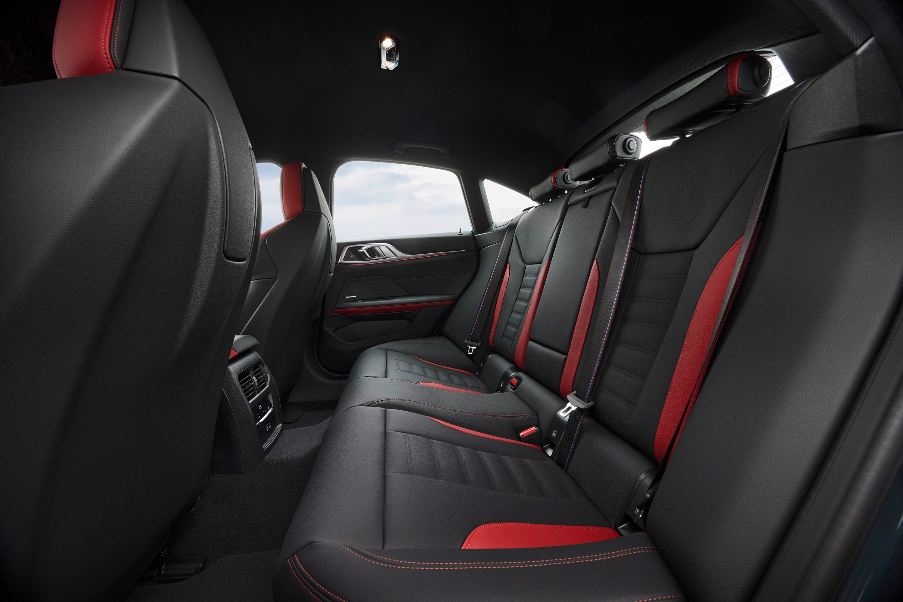BMW i4 interior P90546658