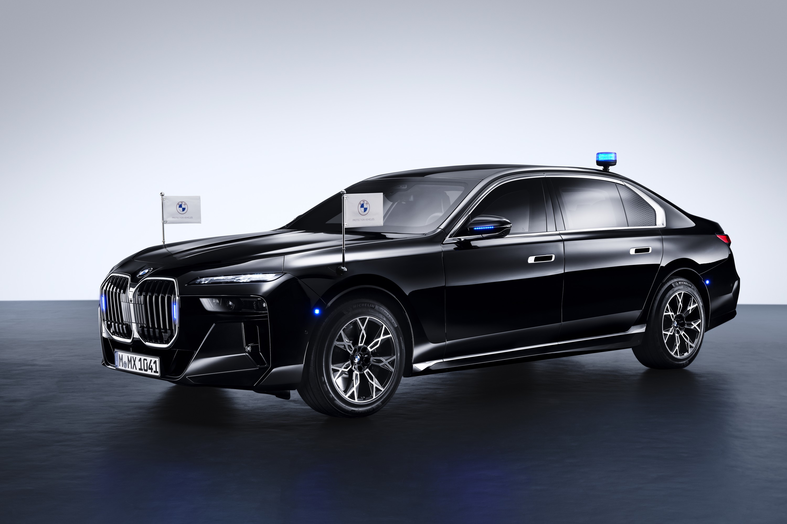 BMW 760i exterior P90516160