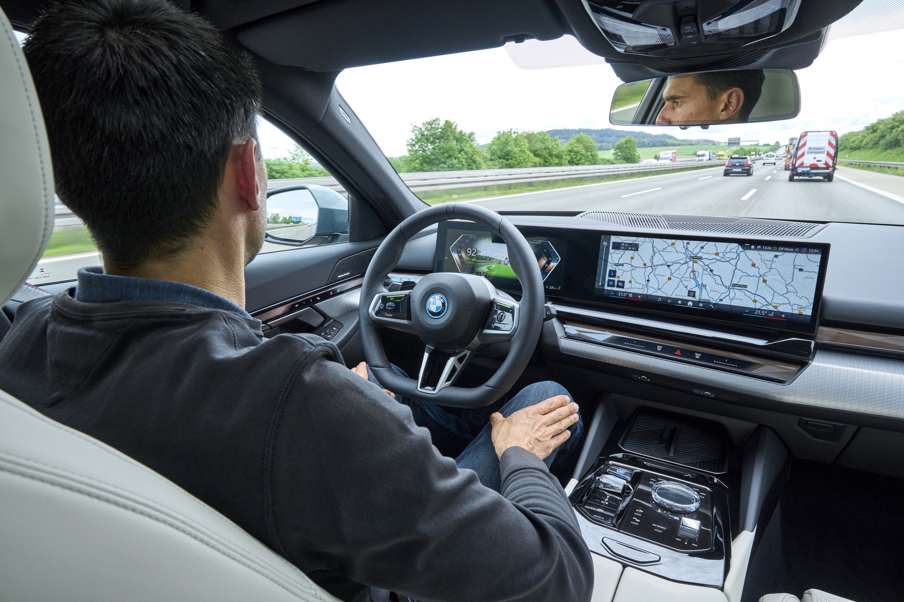 BMW i5 interior P90550038