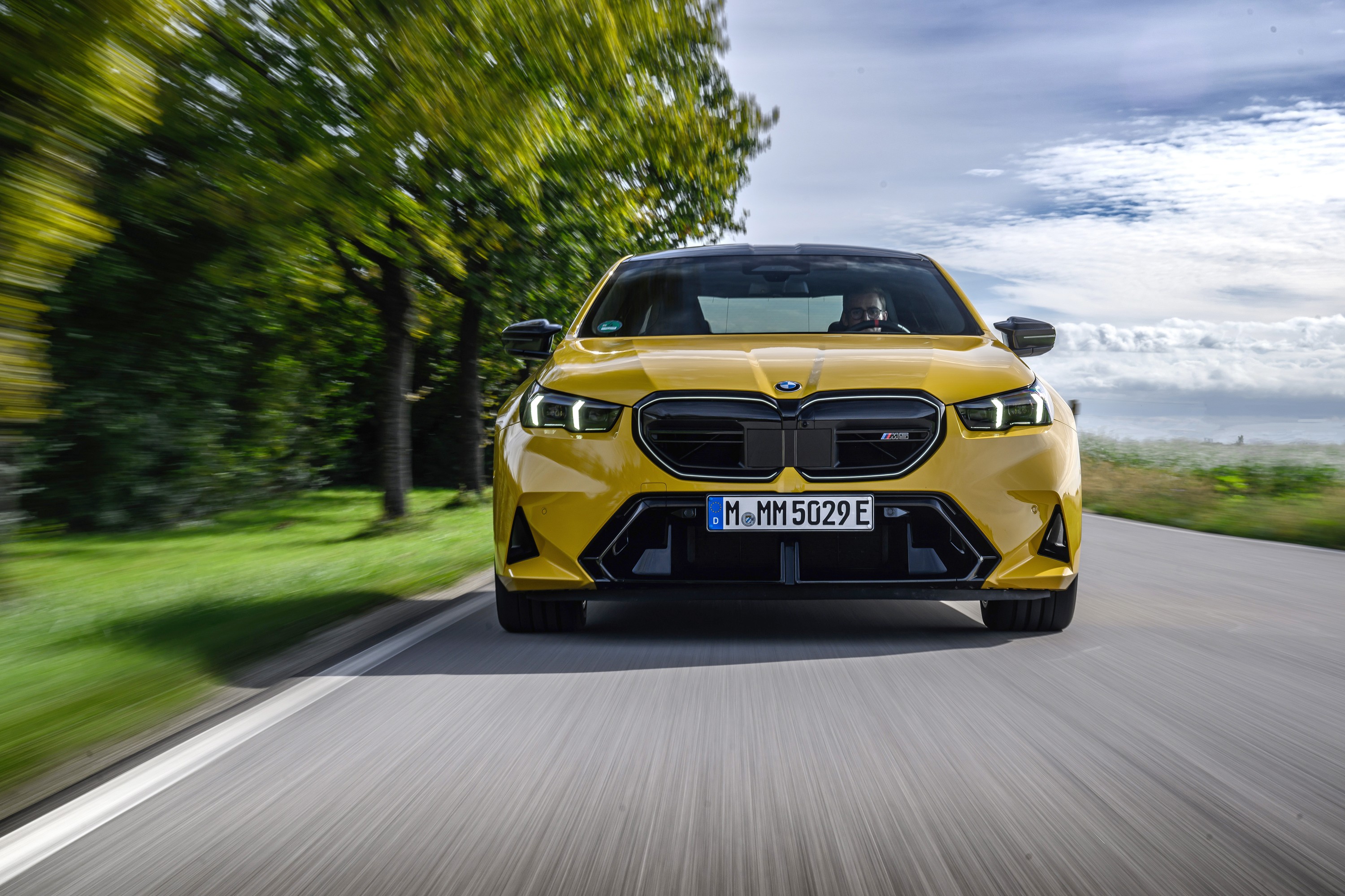BMW M5 technology P90575408