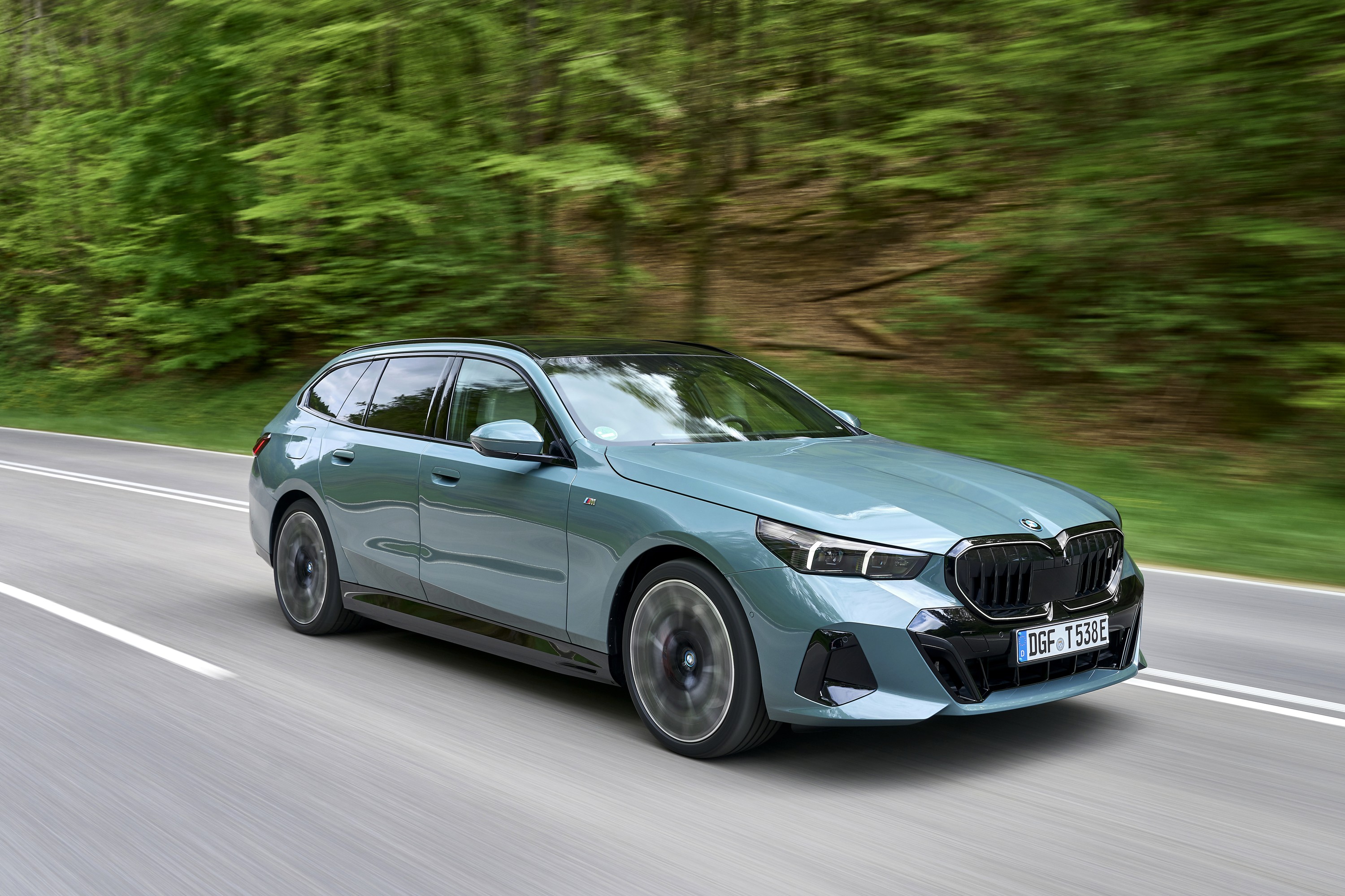 BMW i5 driving P90549970