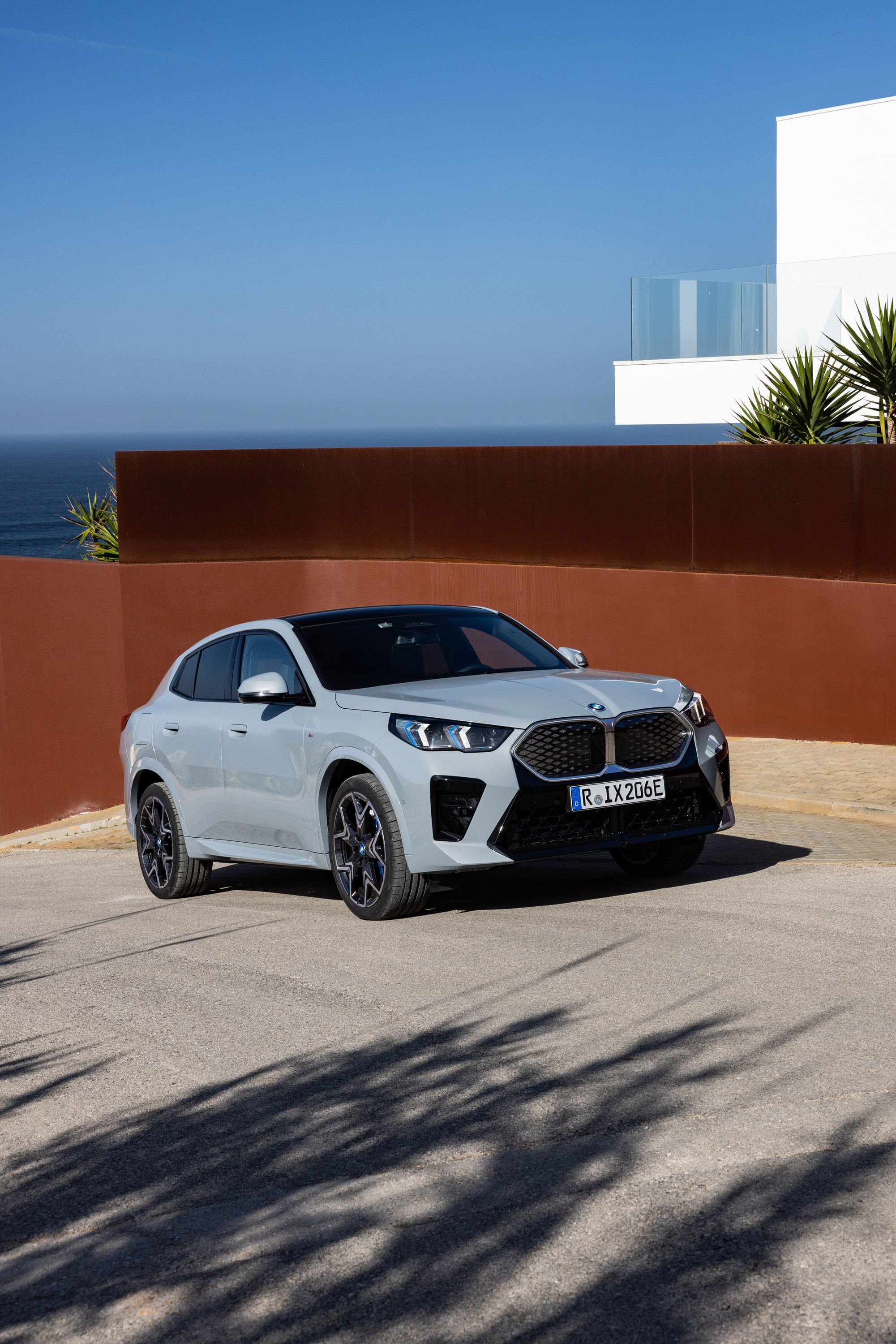 BMW iX2 exterior P90540022