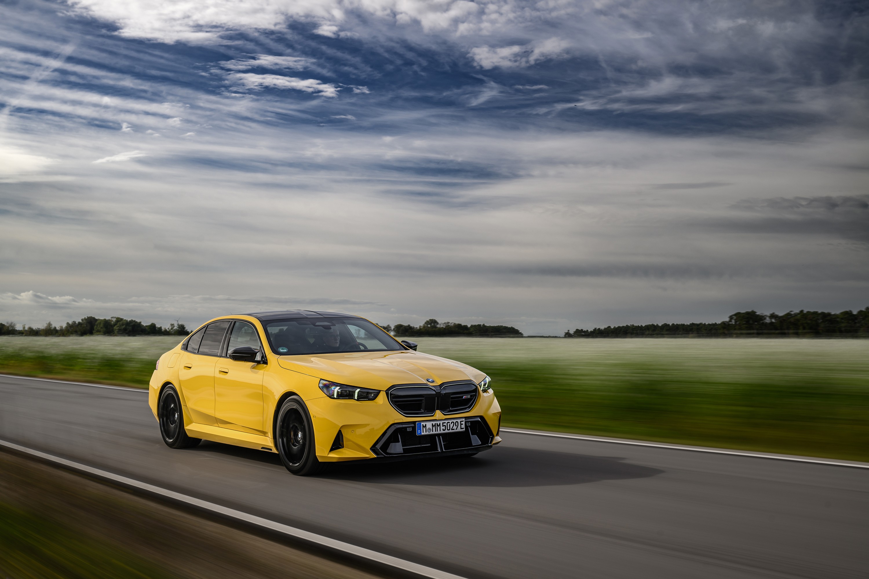 BMW M5 technology P90575410