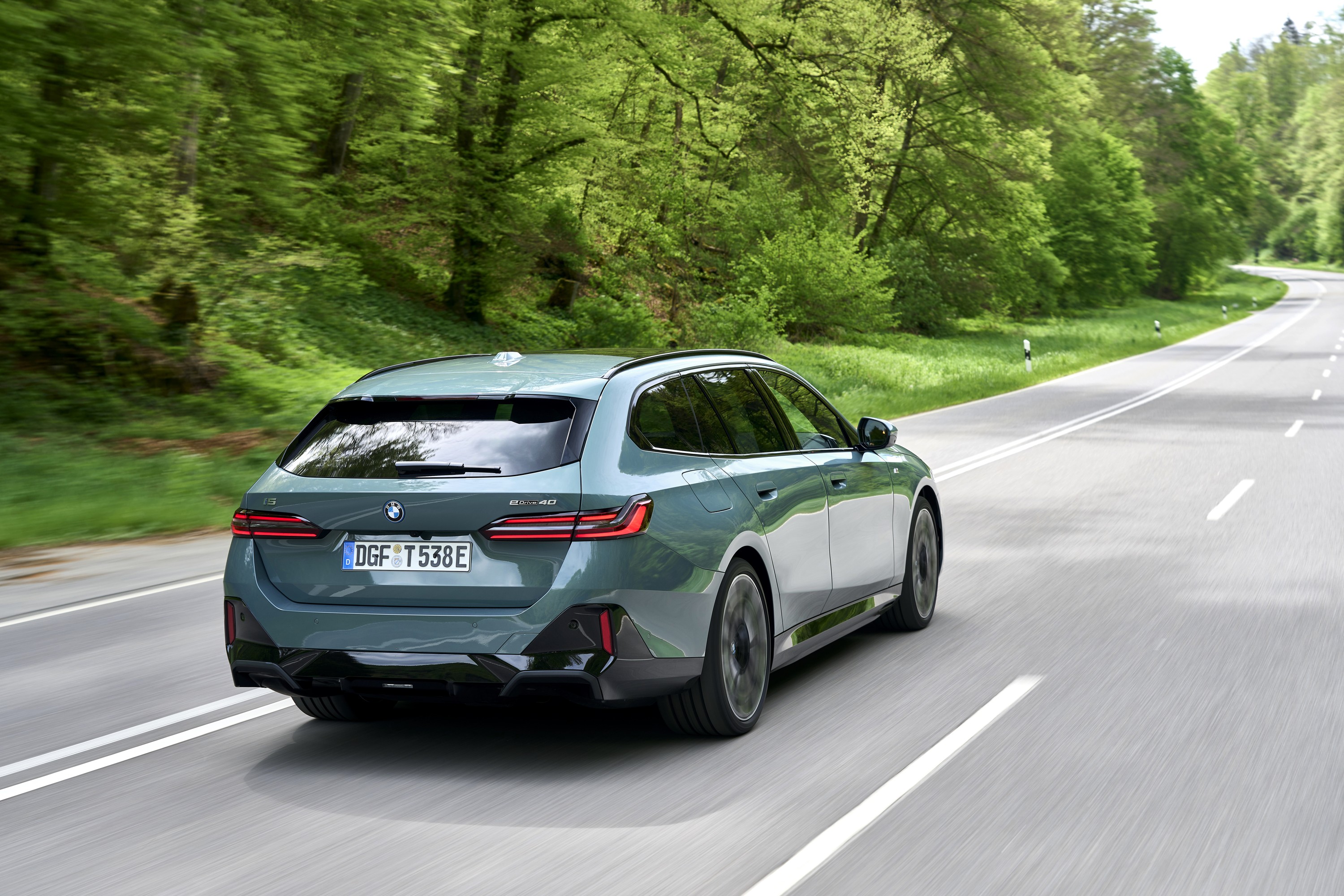 BMW i5 driving P90549973