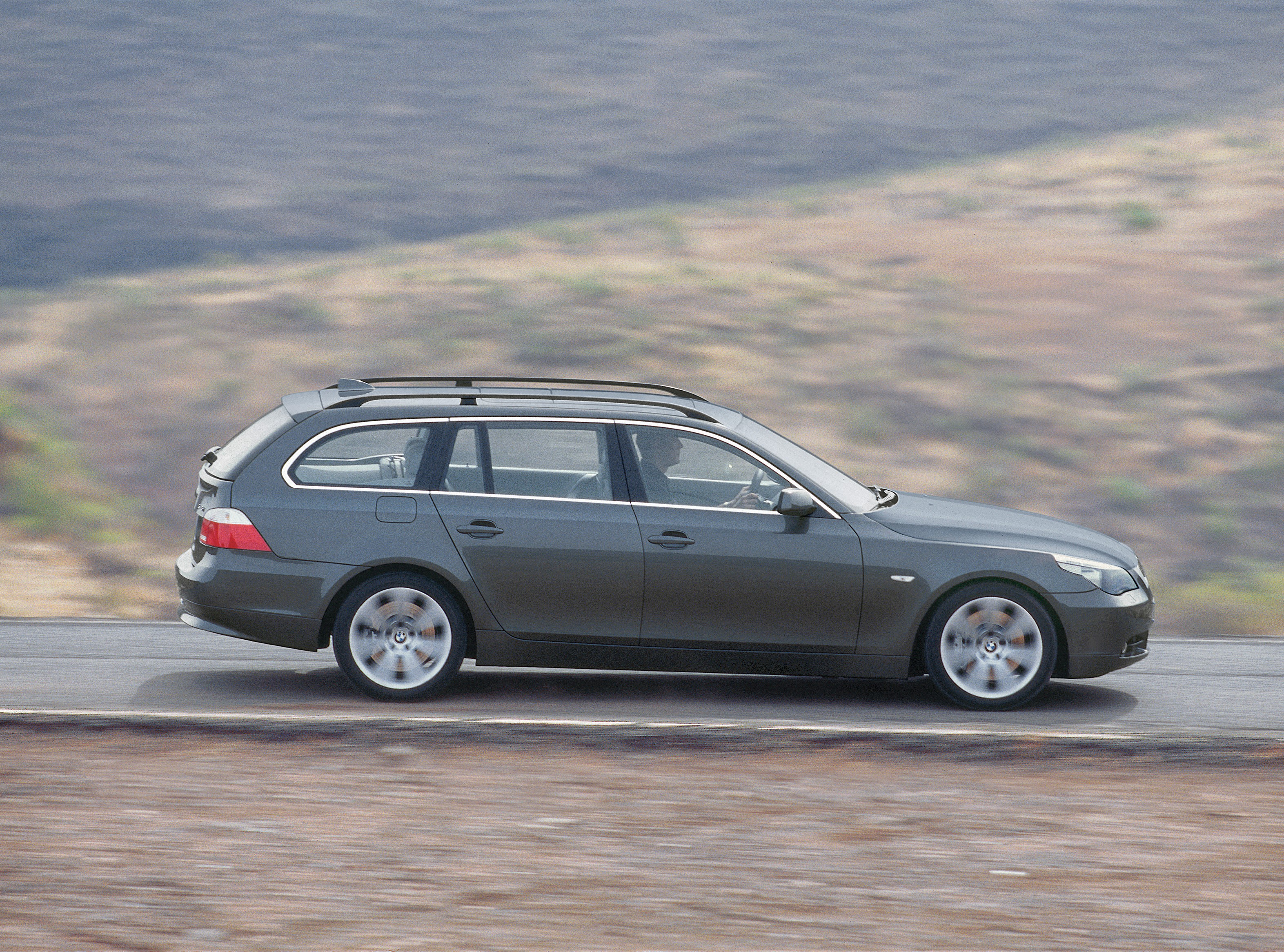 BMW 5 Series exterior P90537410