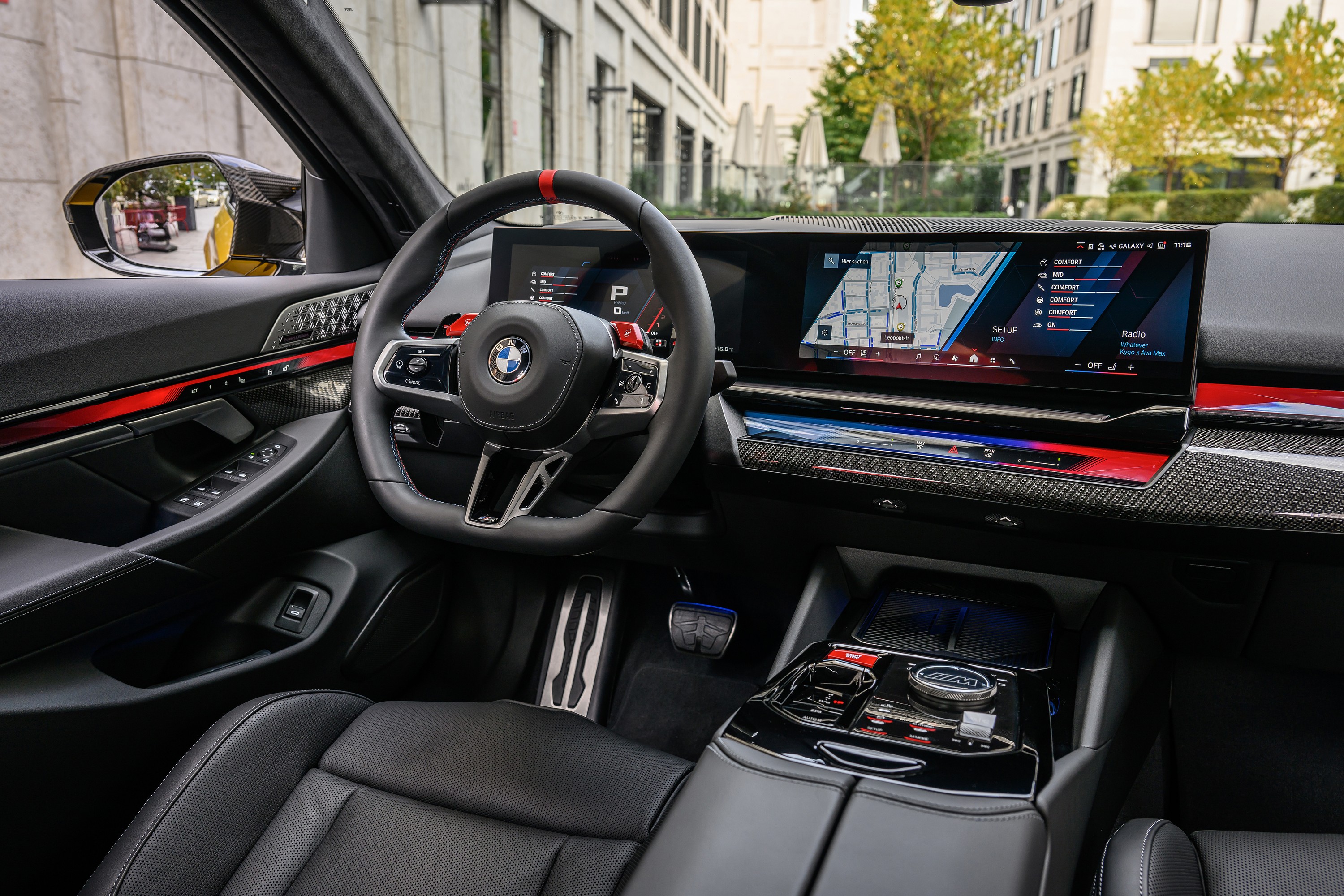 BMW M5 technology P90575490