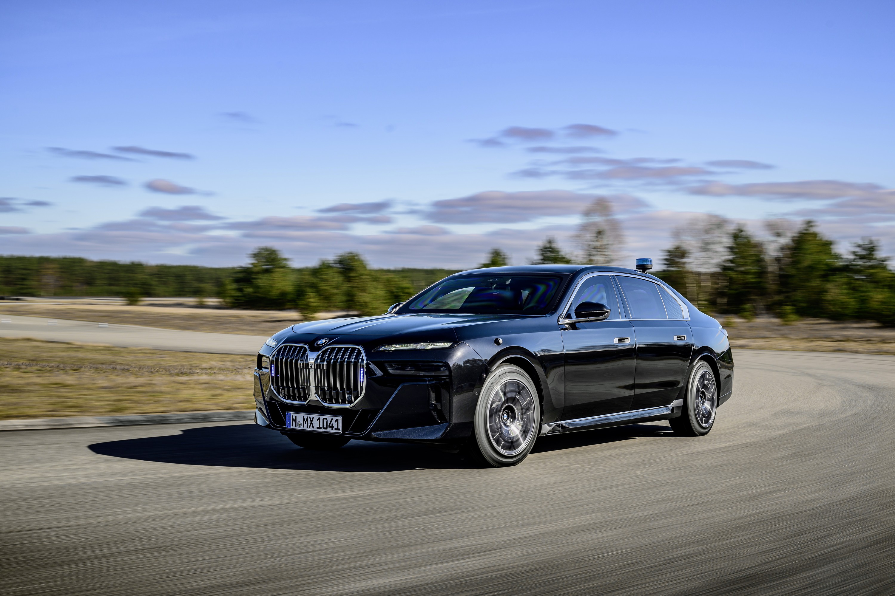 BMW 760i exterior P90543755