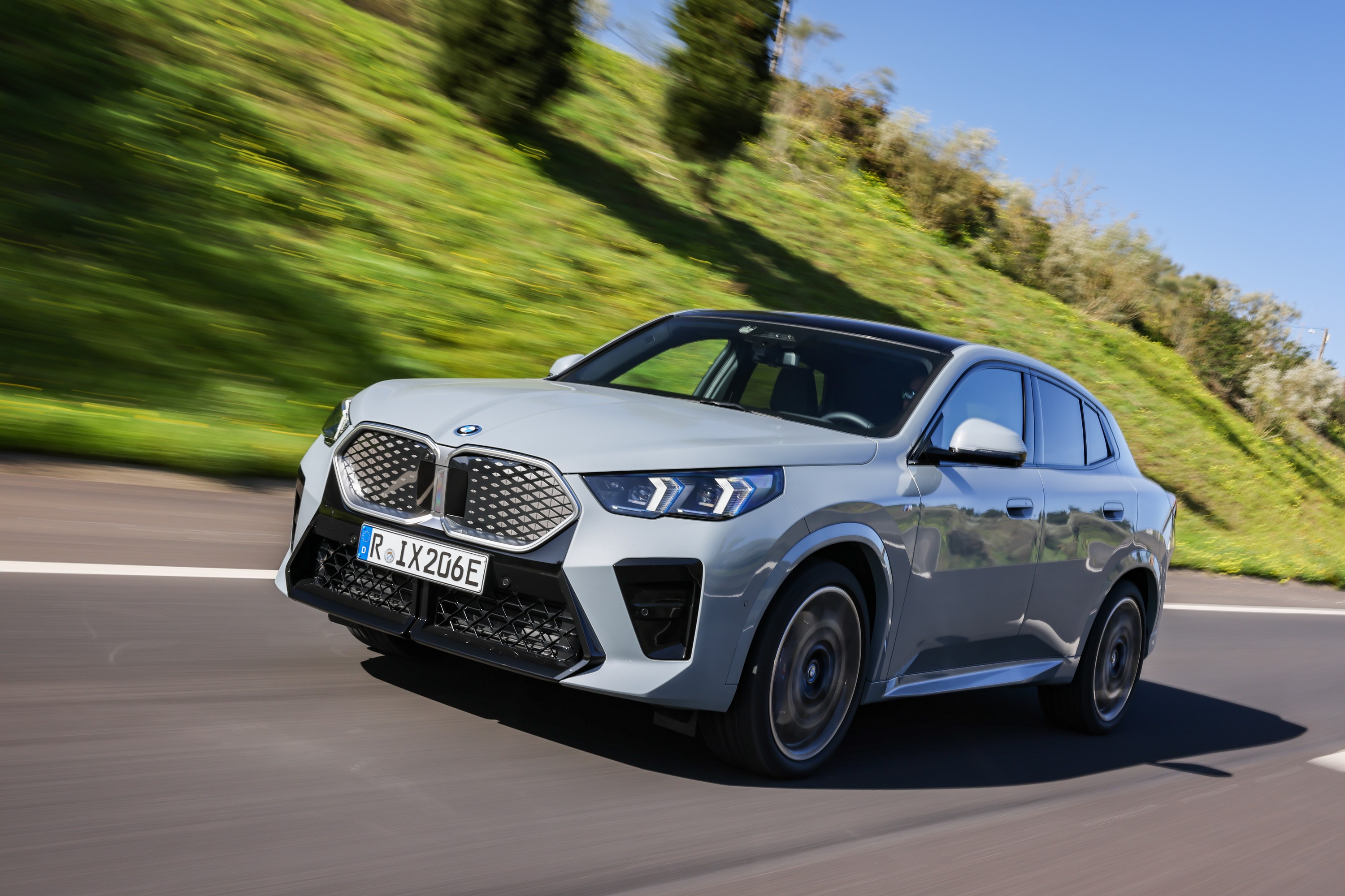 BMW iX2 driving P90540054