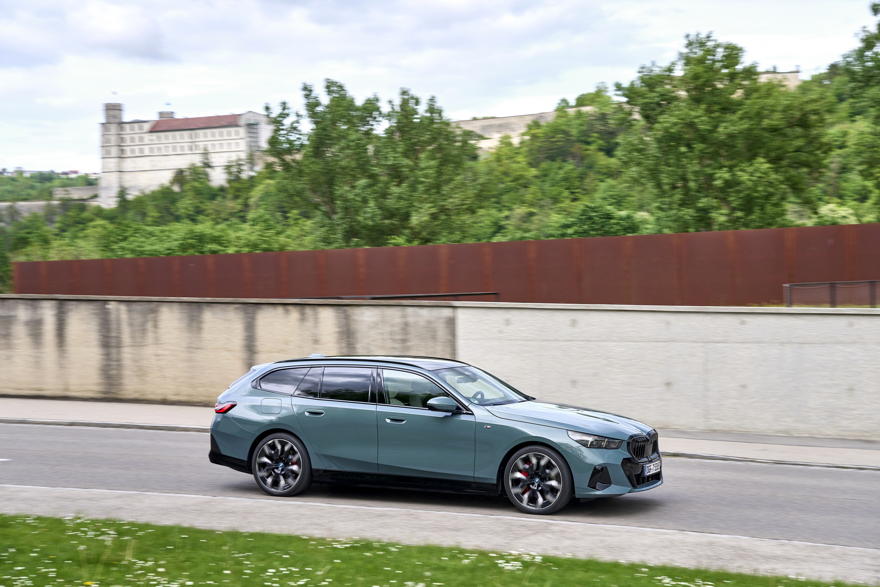 BMW i5 driving P90549952