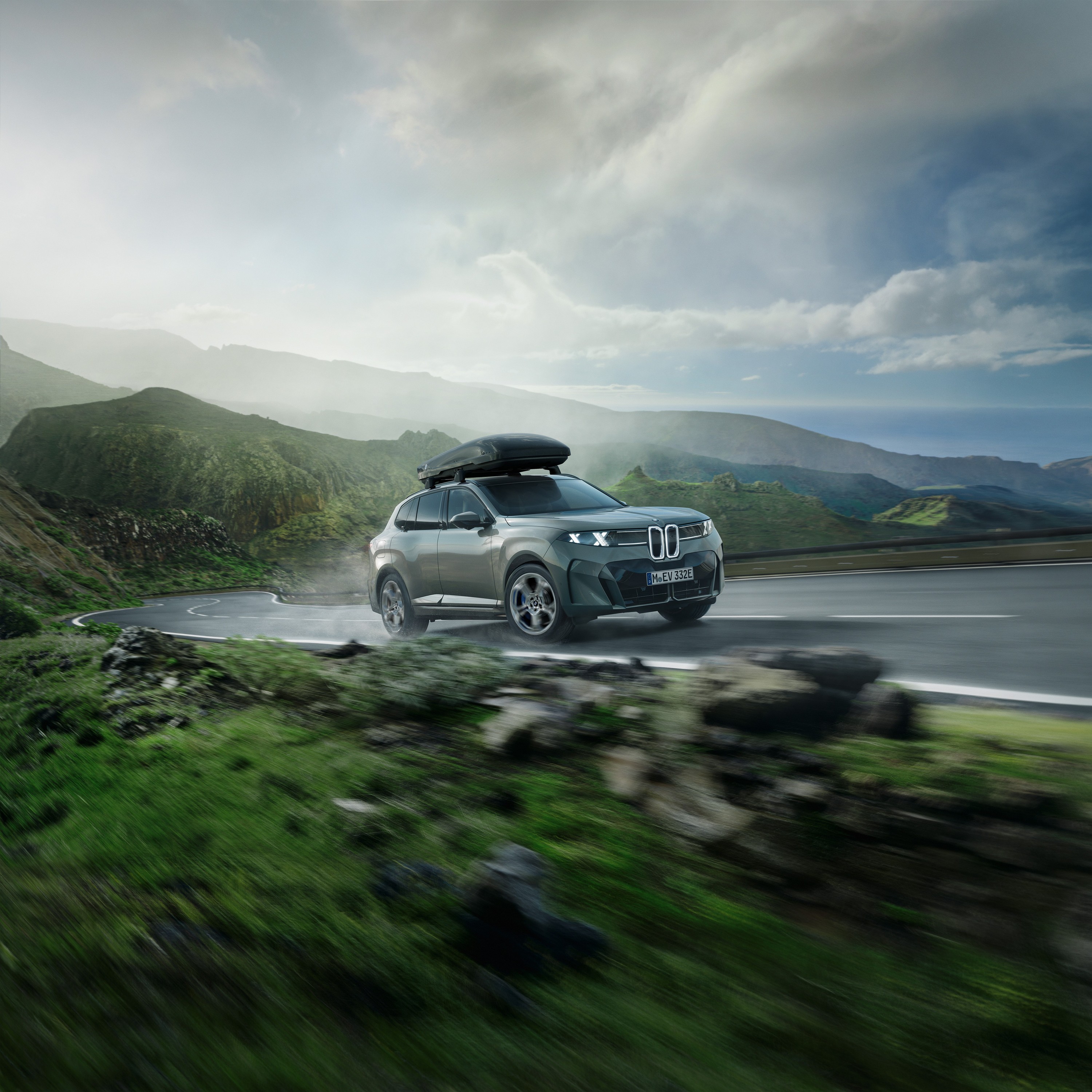 BMW iX driving P90654136