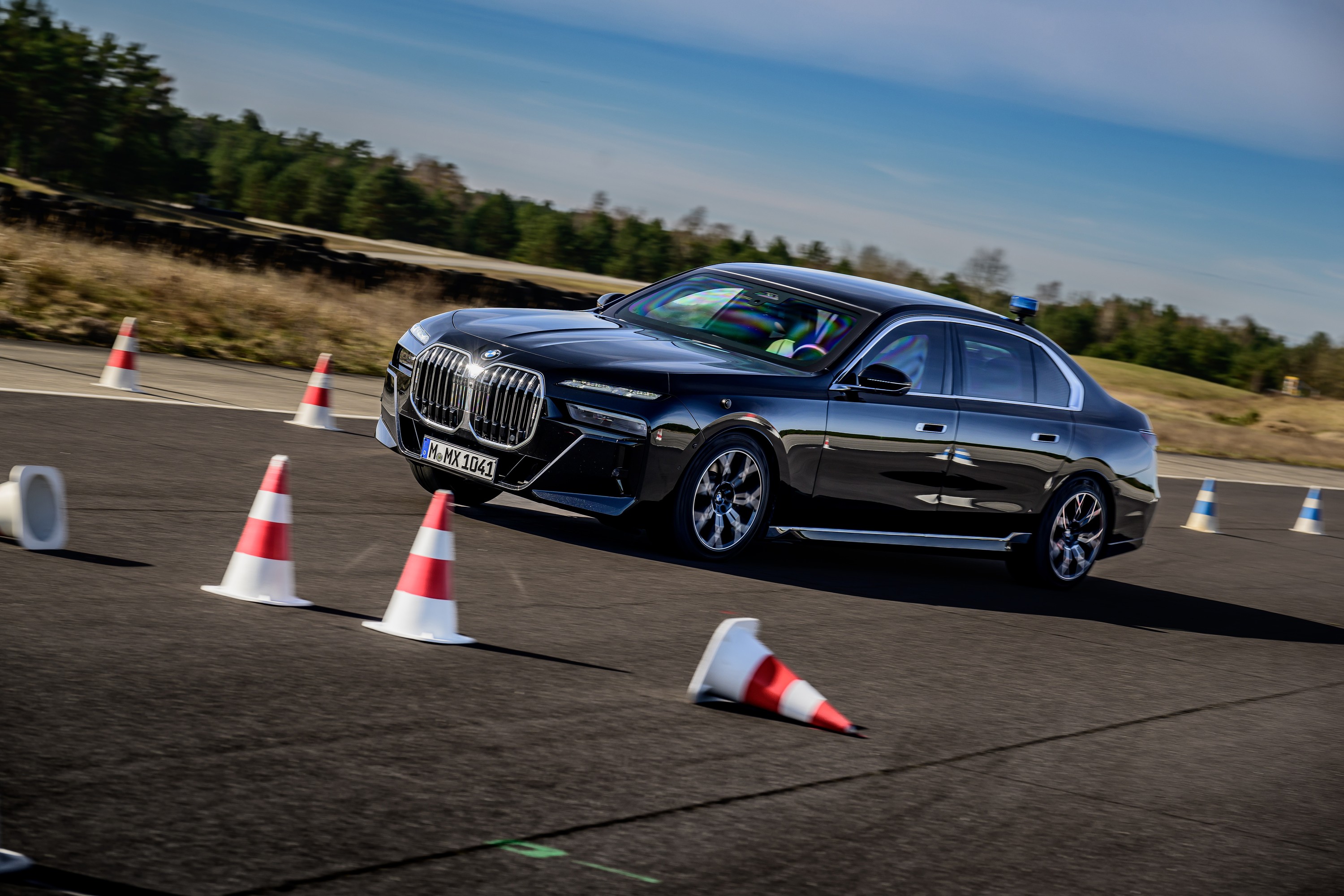 BMW 760i driving P90543771