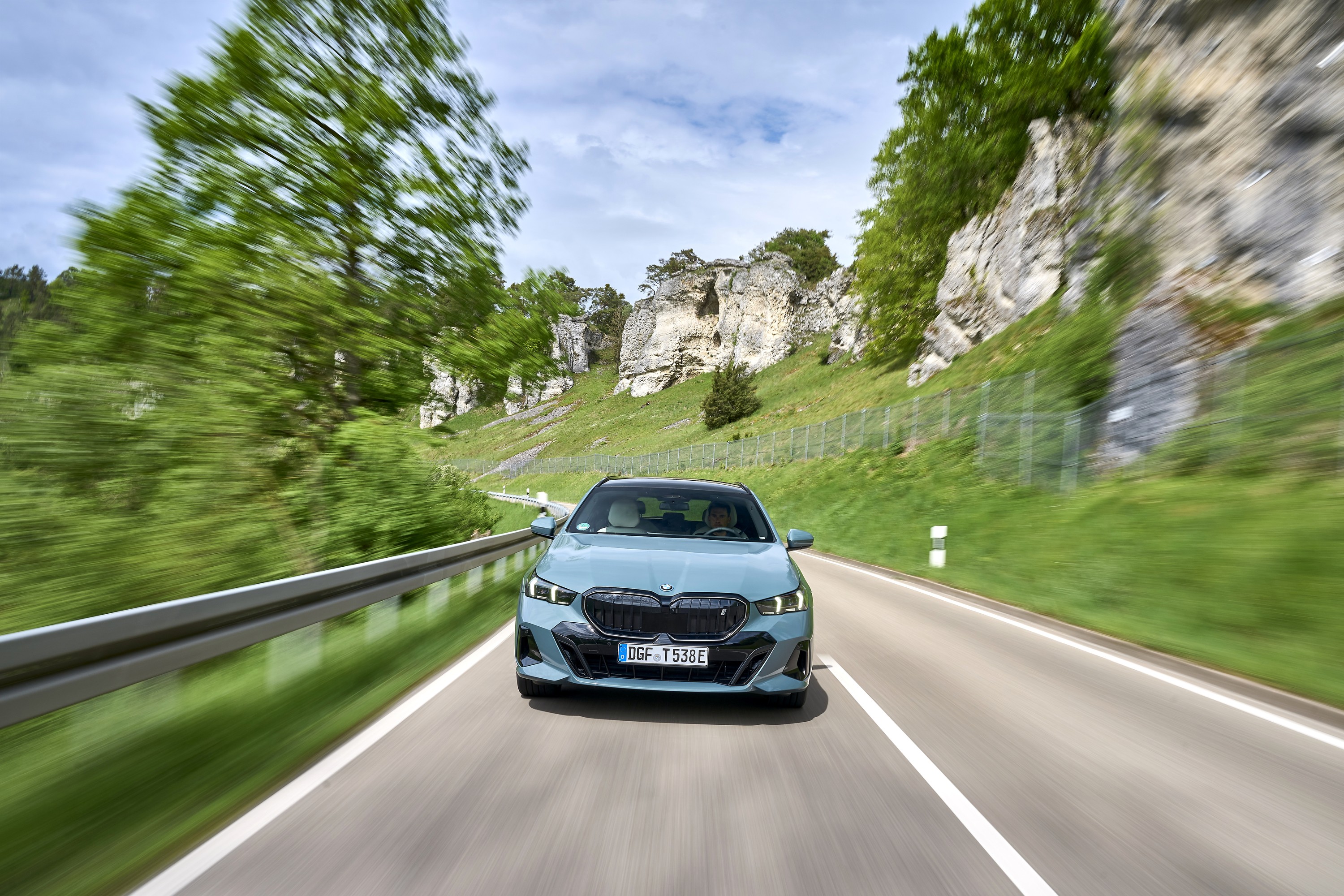 BMW i5 driving P90549964