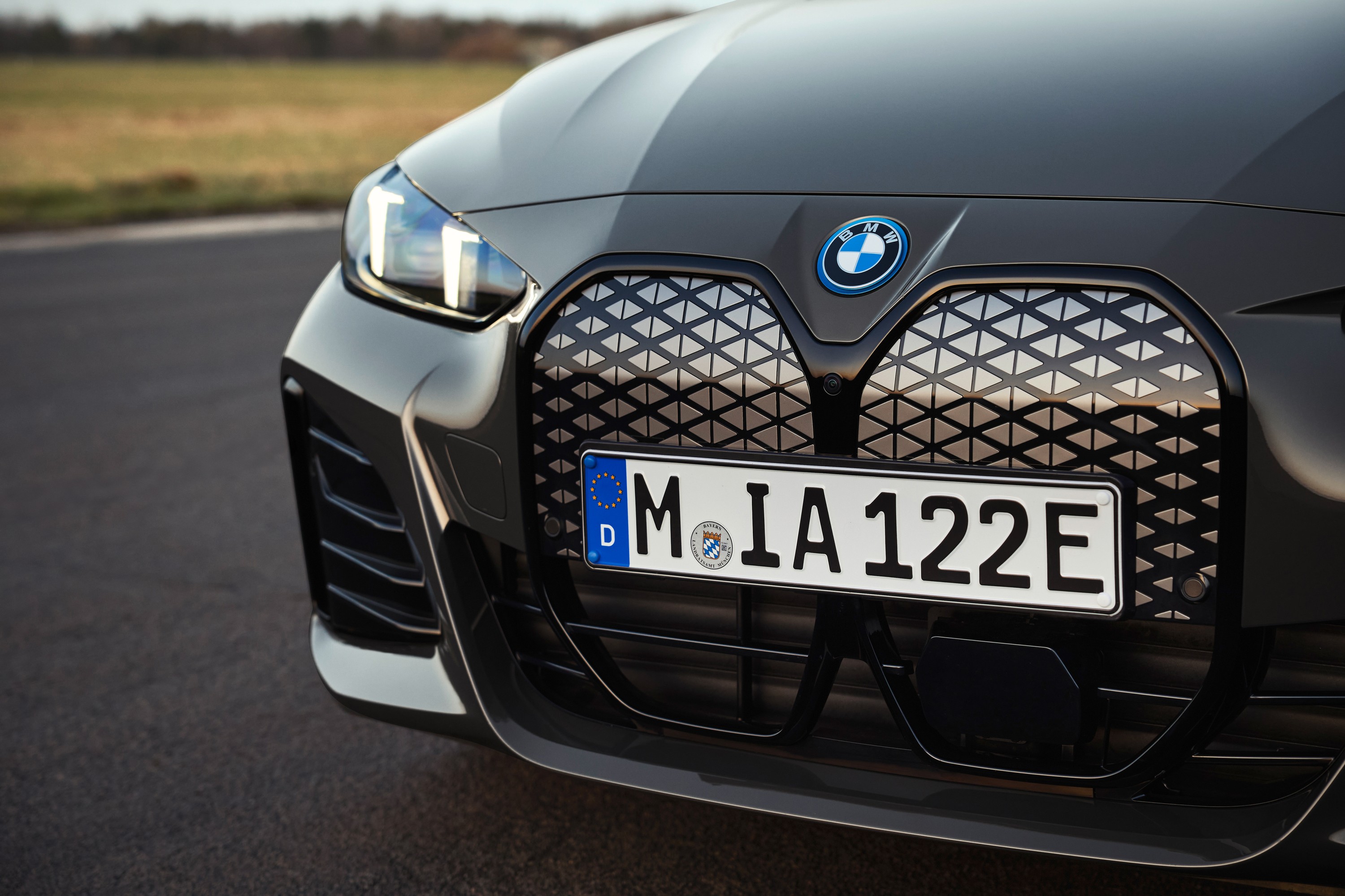 BMW i4 exterior P90546615
