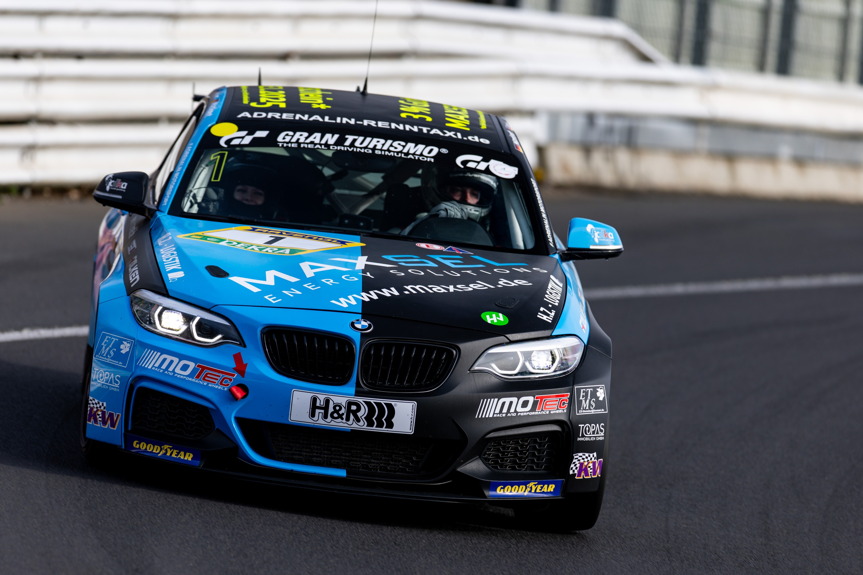 BMW M240i exterior P90592376