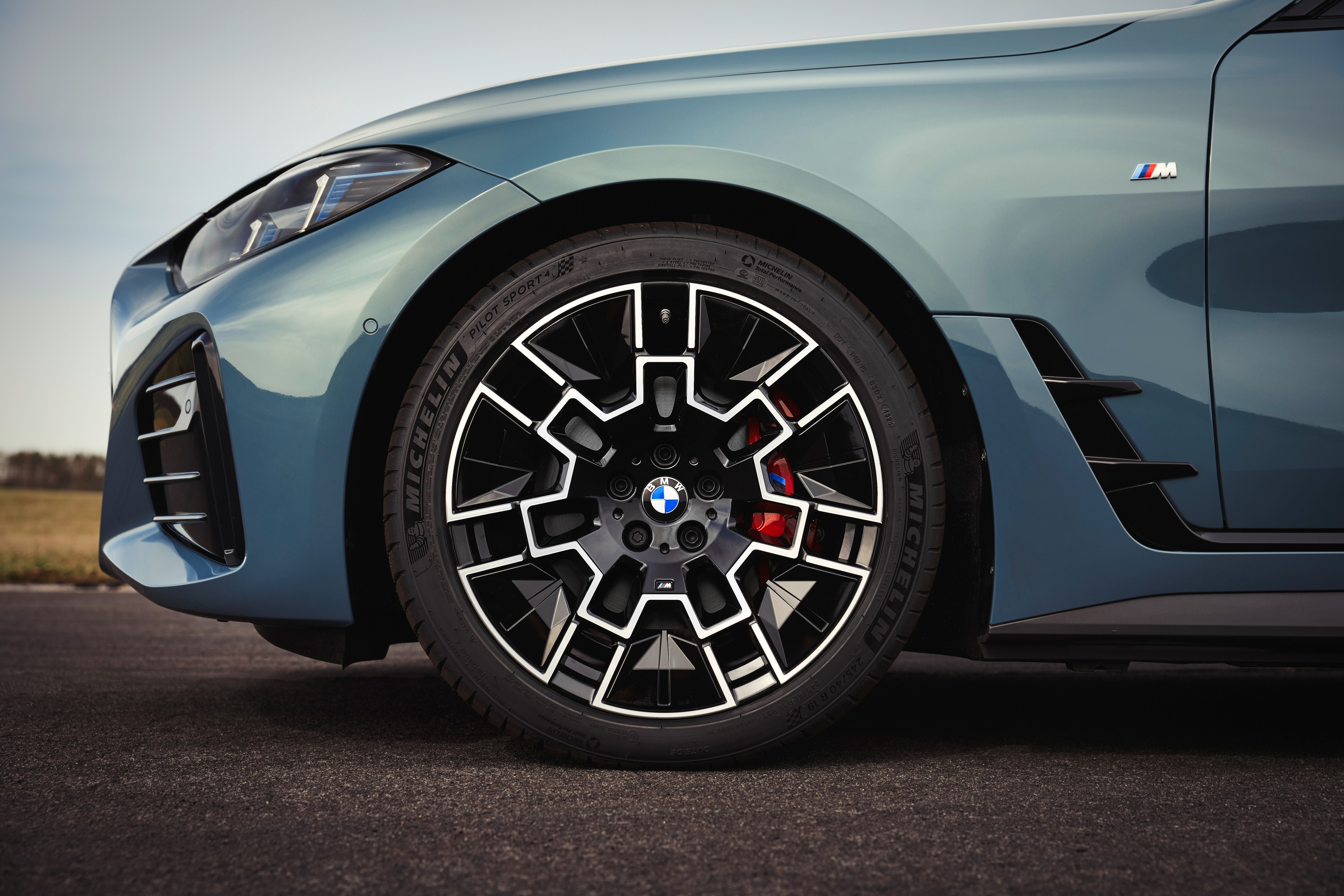 BMW i4 exterior P90546646