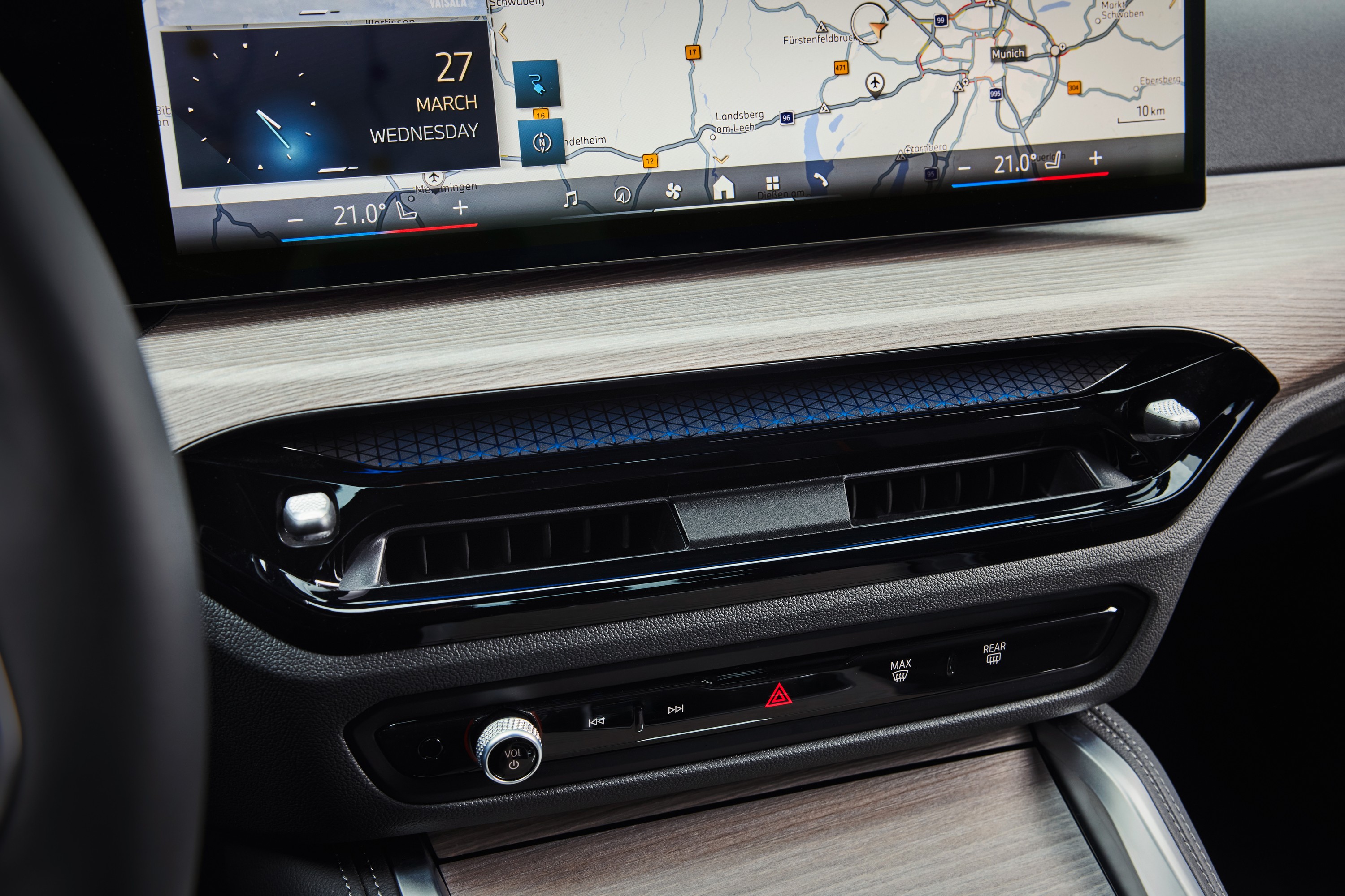 BMW i4 interior P90546622