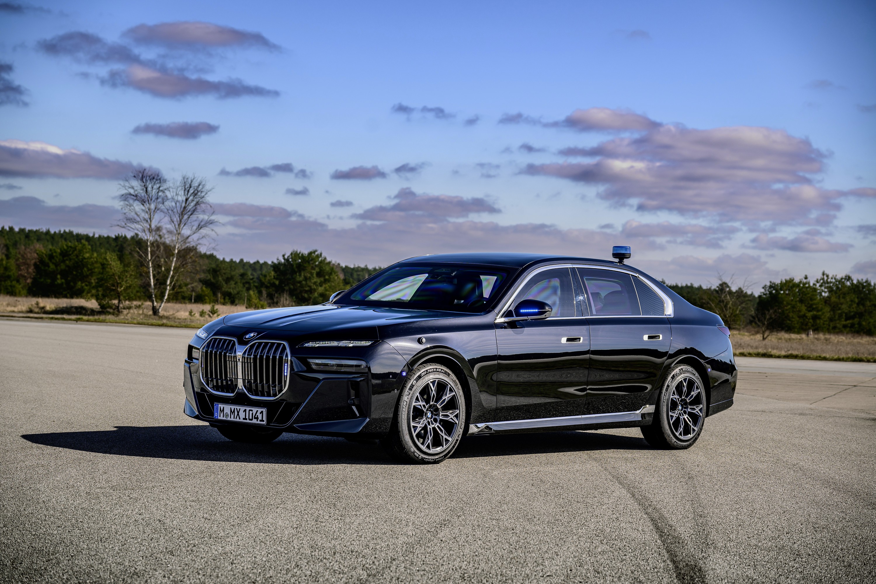 BMW 760i driving P90543766