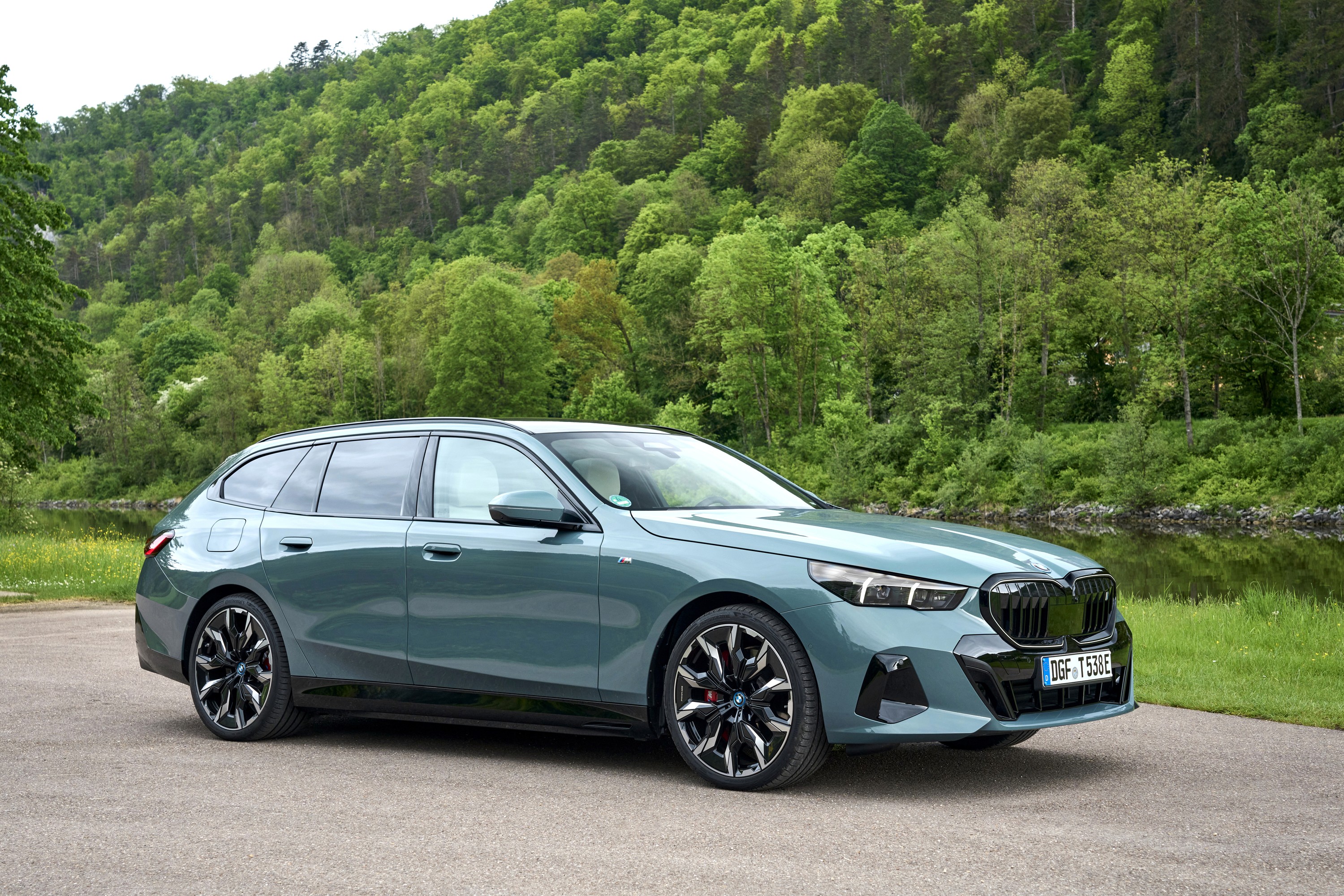 BMW i5 driving P90549992