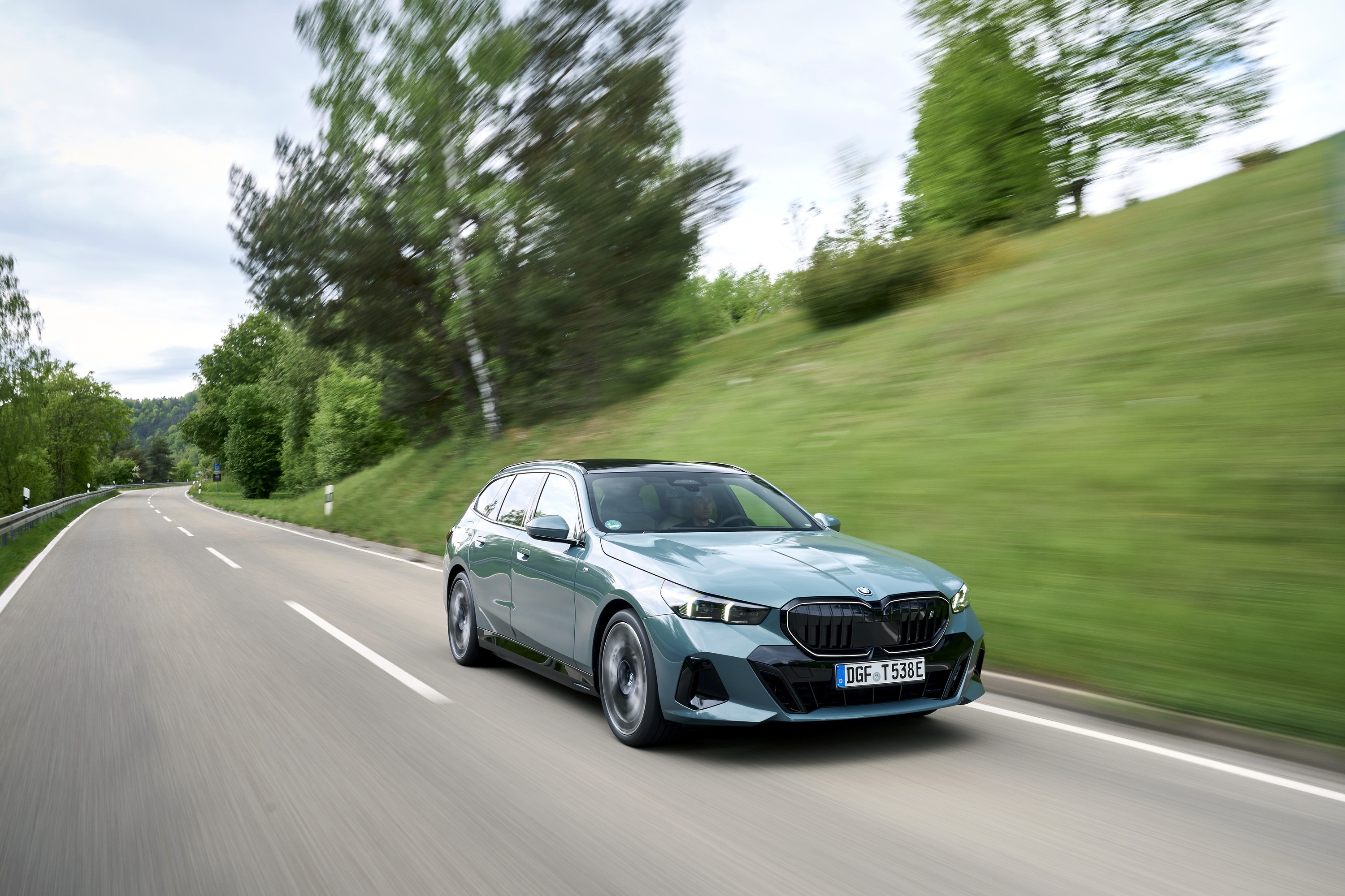 BMW i5 driving P90549962