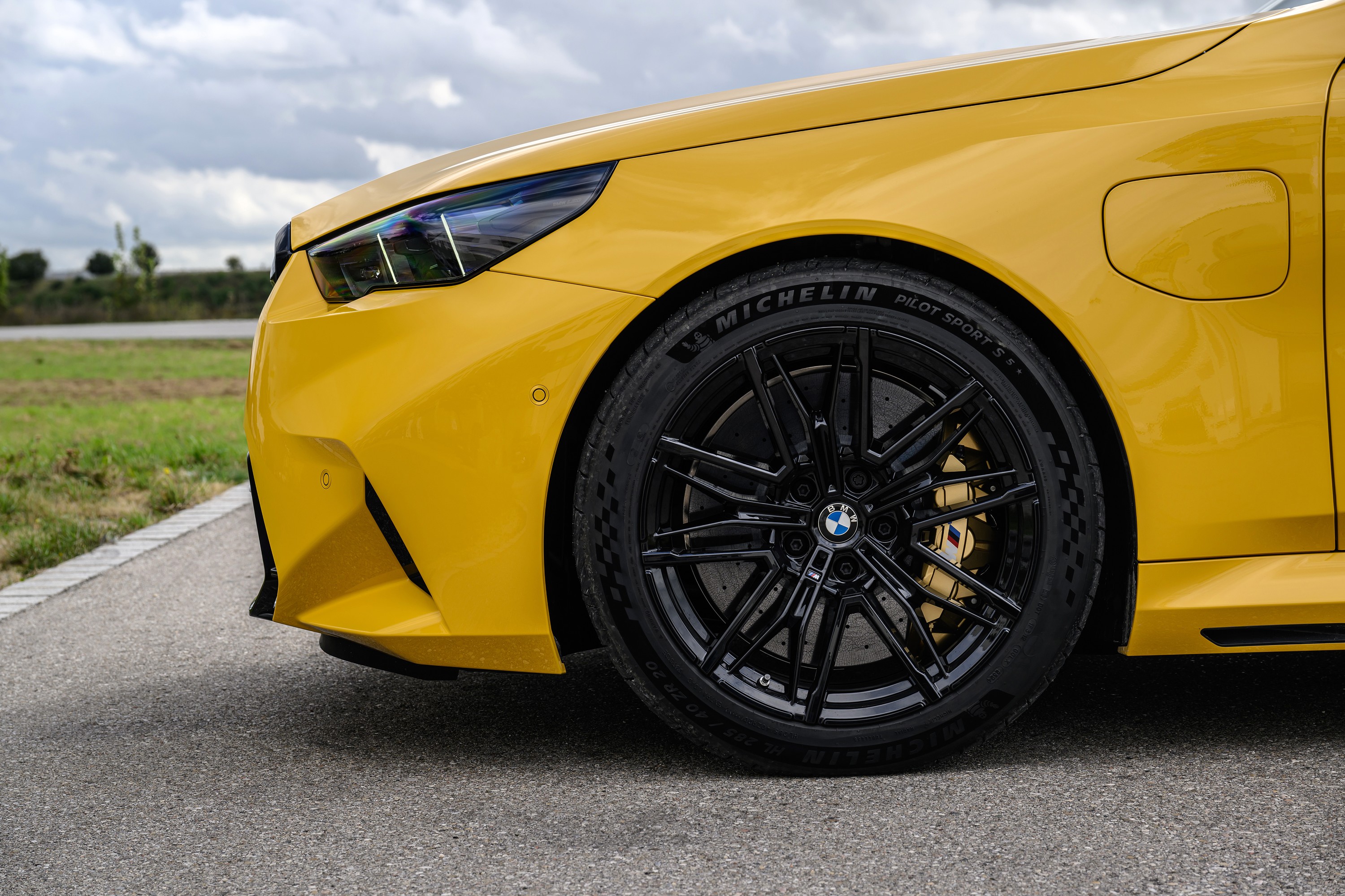 BMW M5 technology P90575487