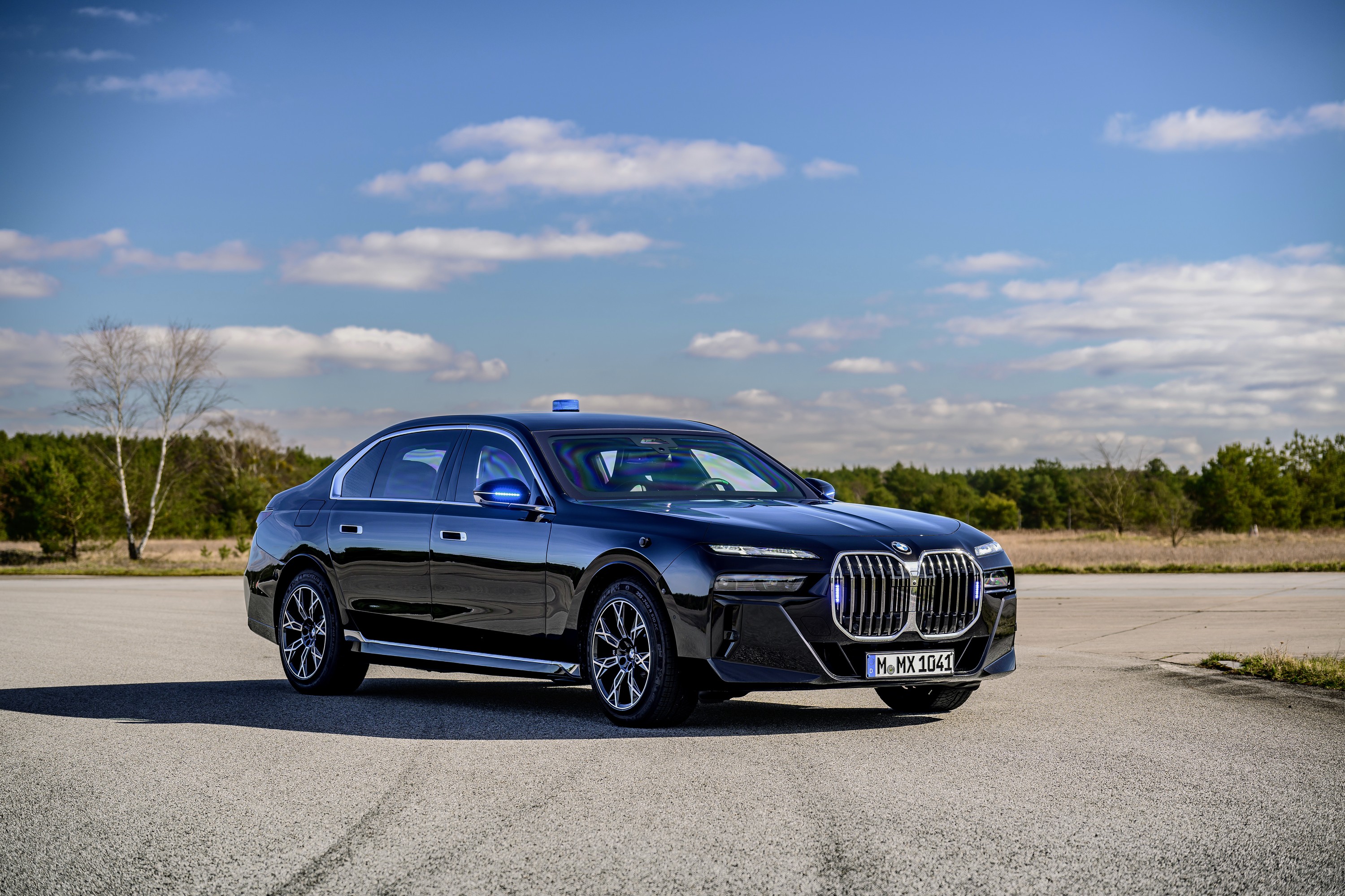 BMW 760i driving P90543761