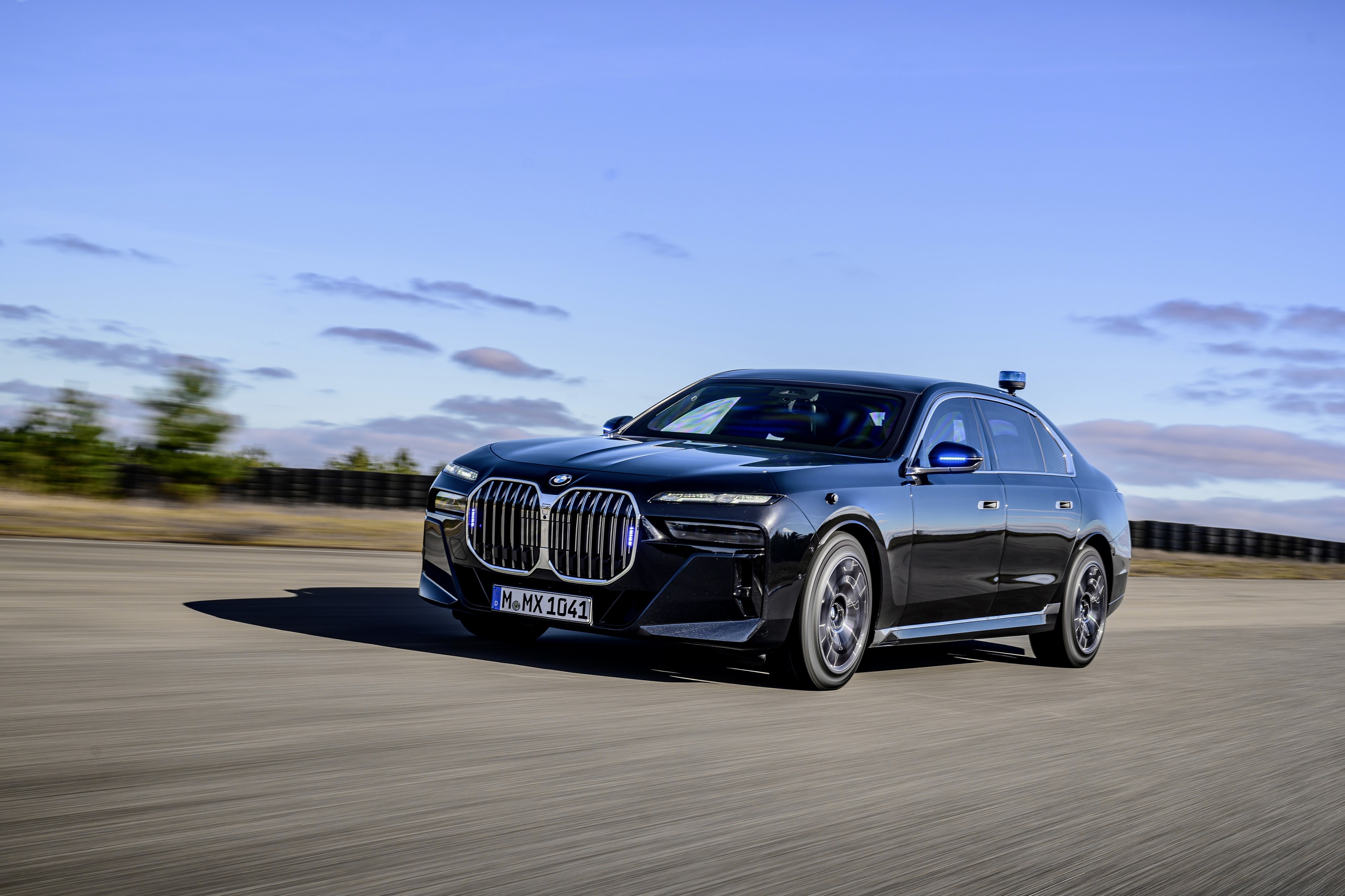 BMW 760i driving P90543756