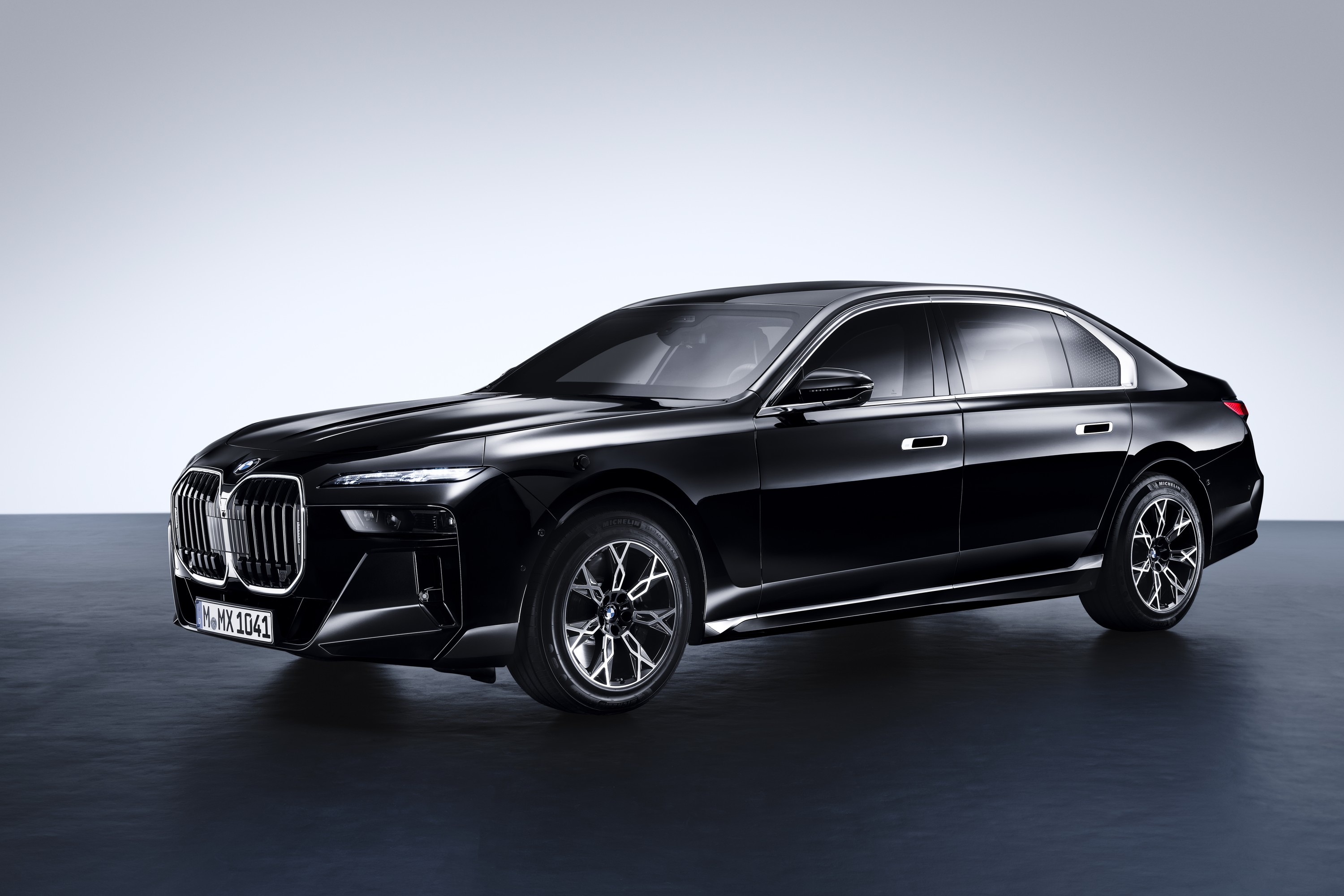 BMW 760i exterior P90516156