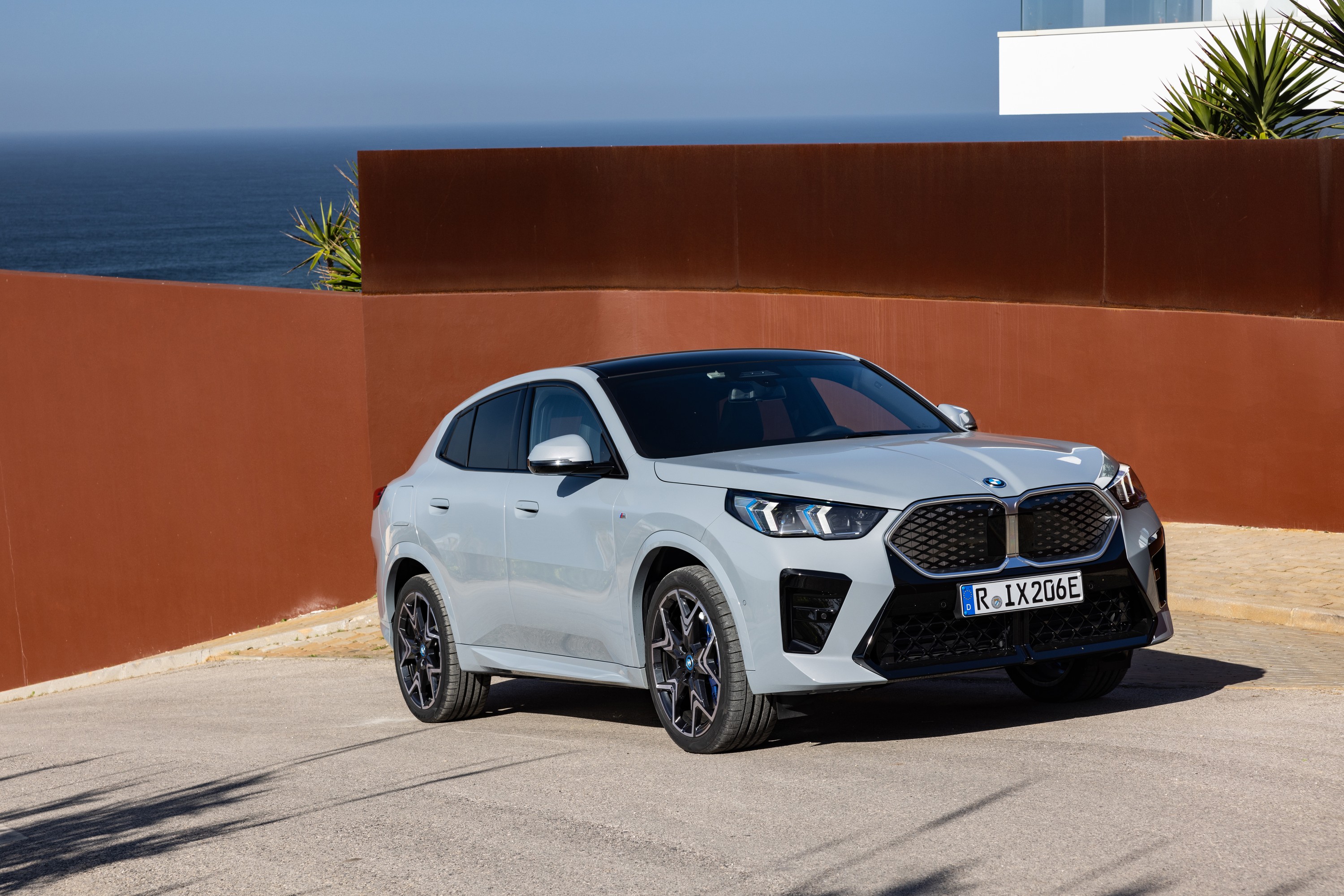 BMW iX2 exterior P90540025