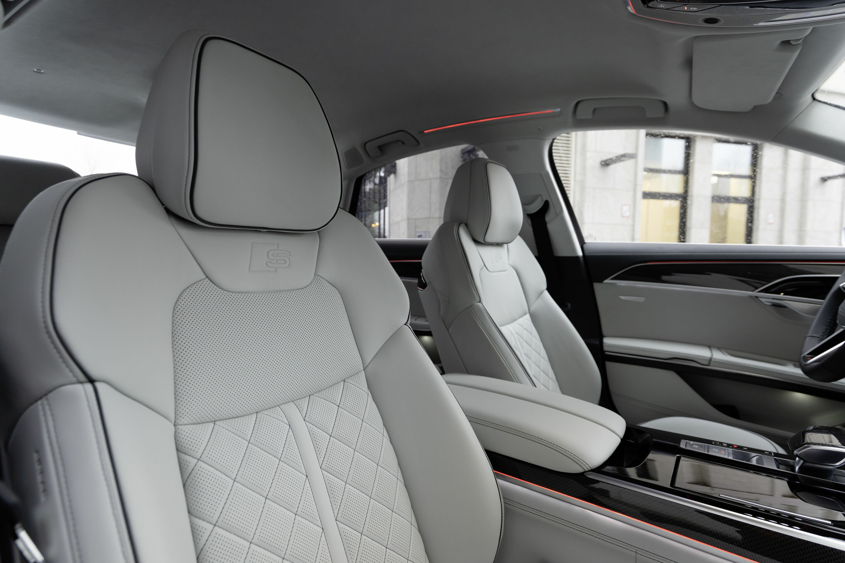 Audi S8 interior and cockpit A220811