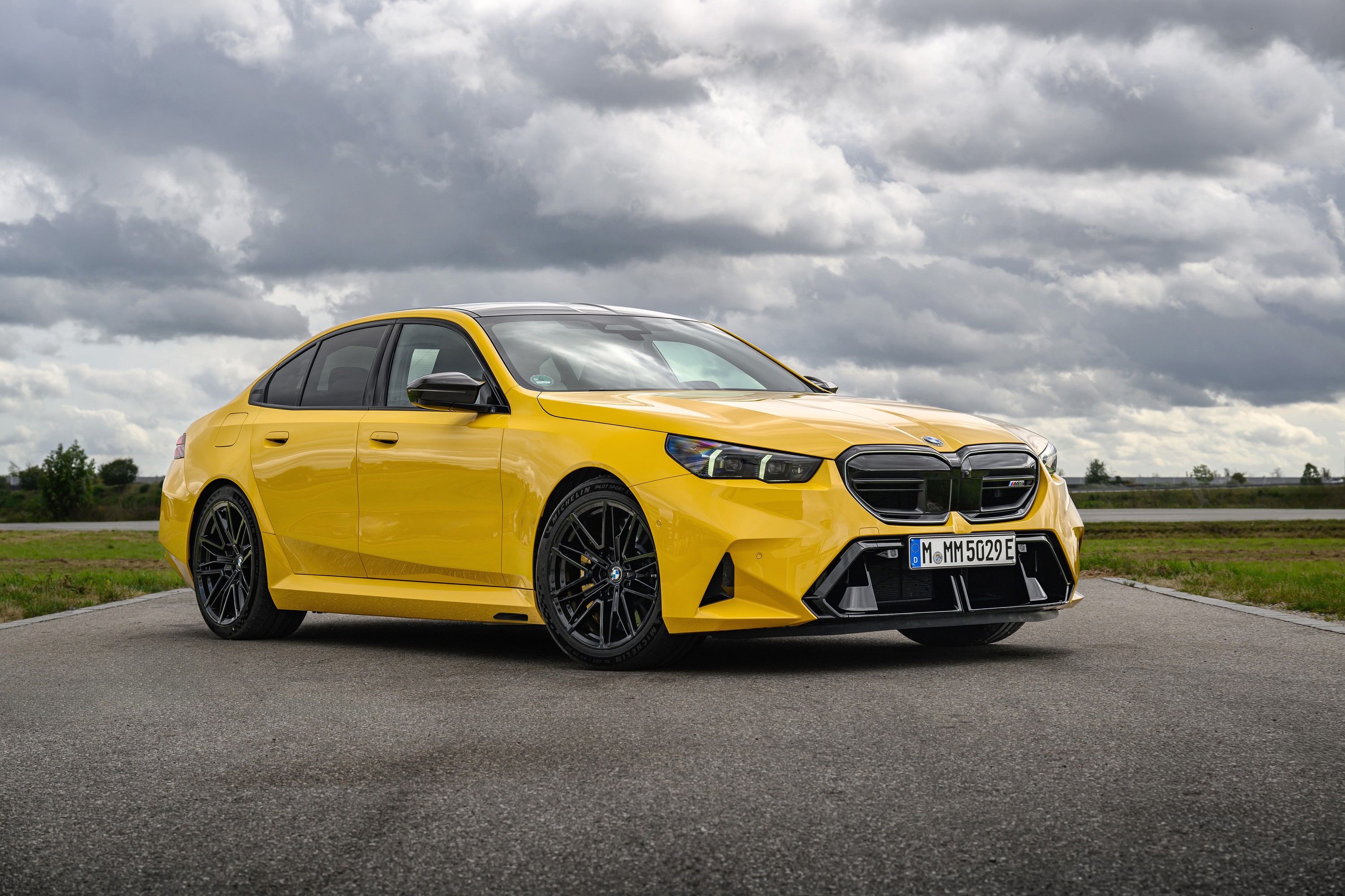 BMW M5 technology P90575472