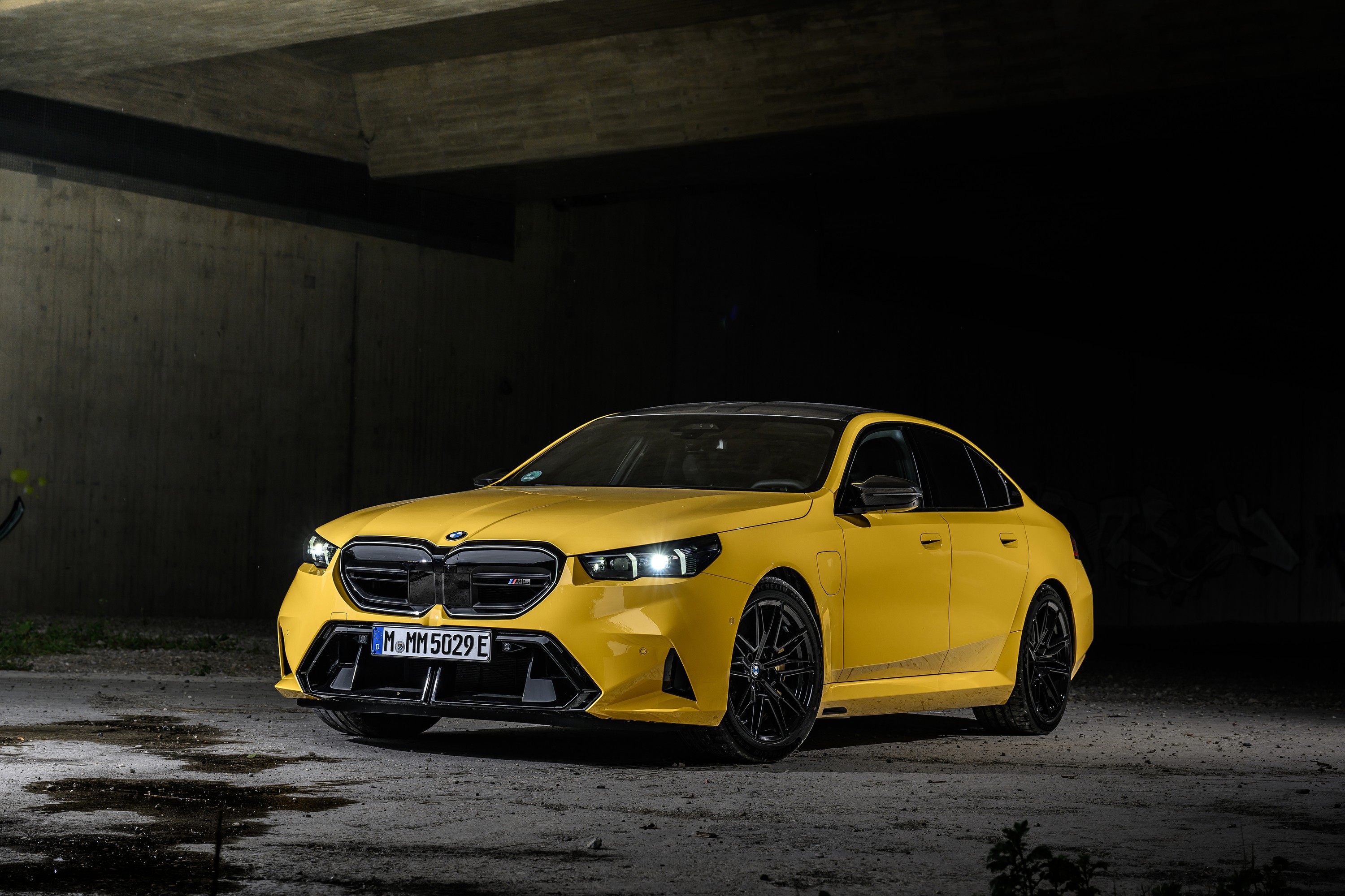 BMW M5 technology P90575445