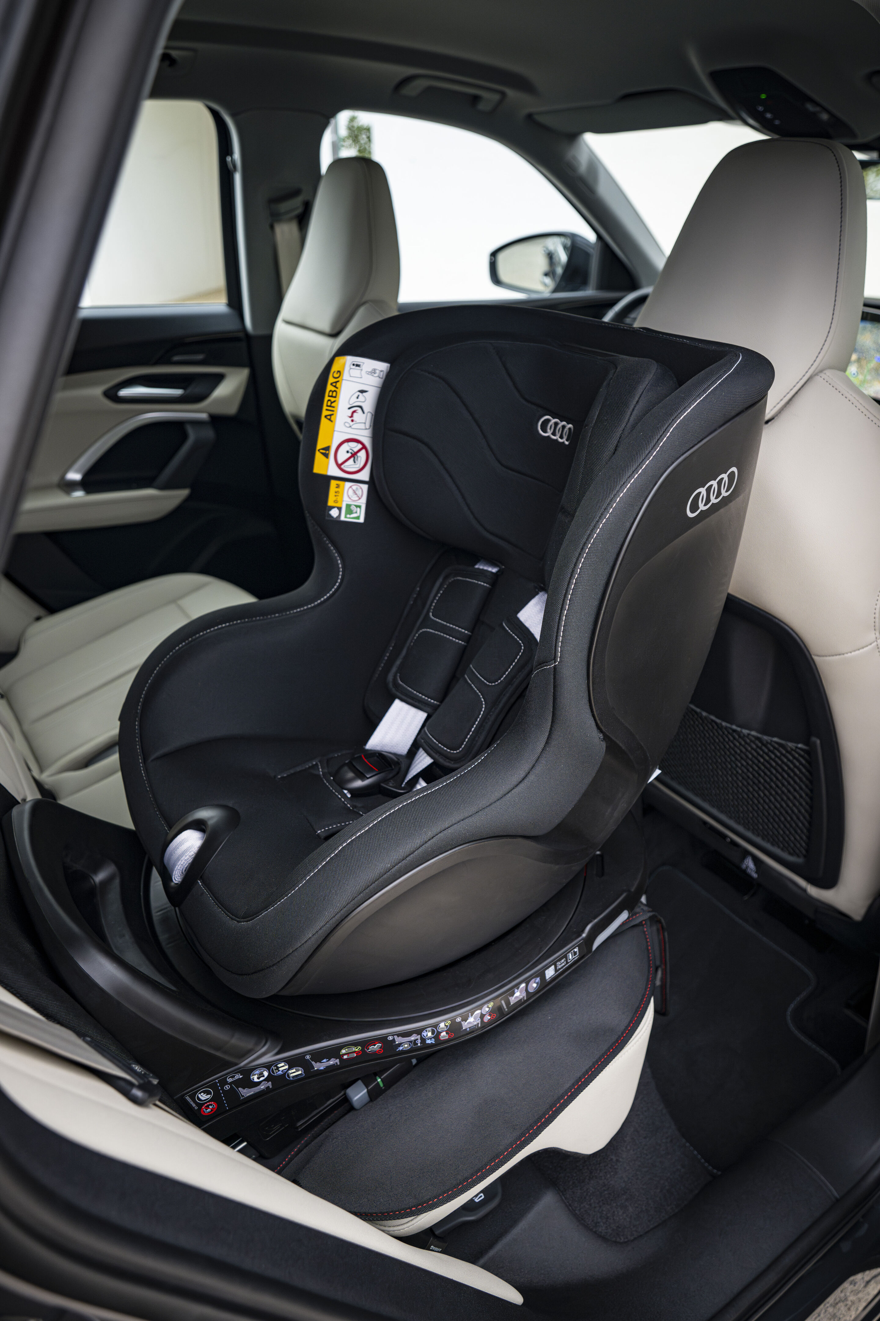 Audi Q5 SUV interior and cockpit official photo