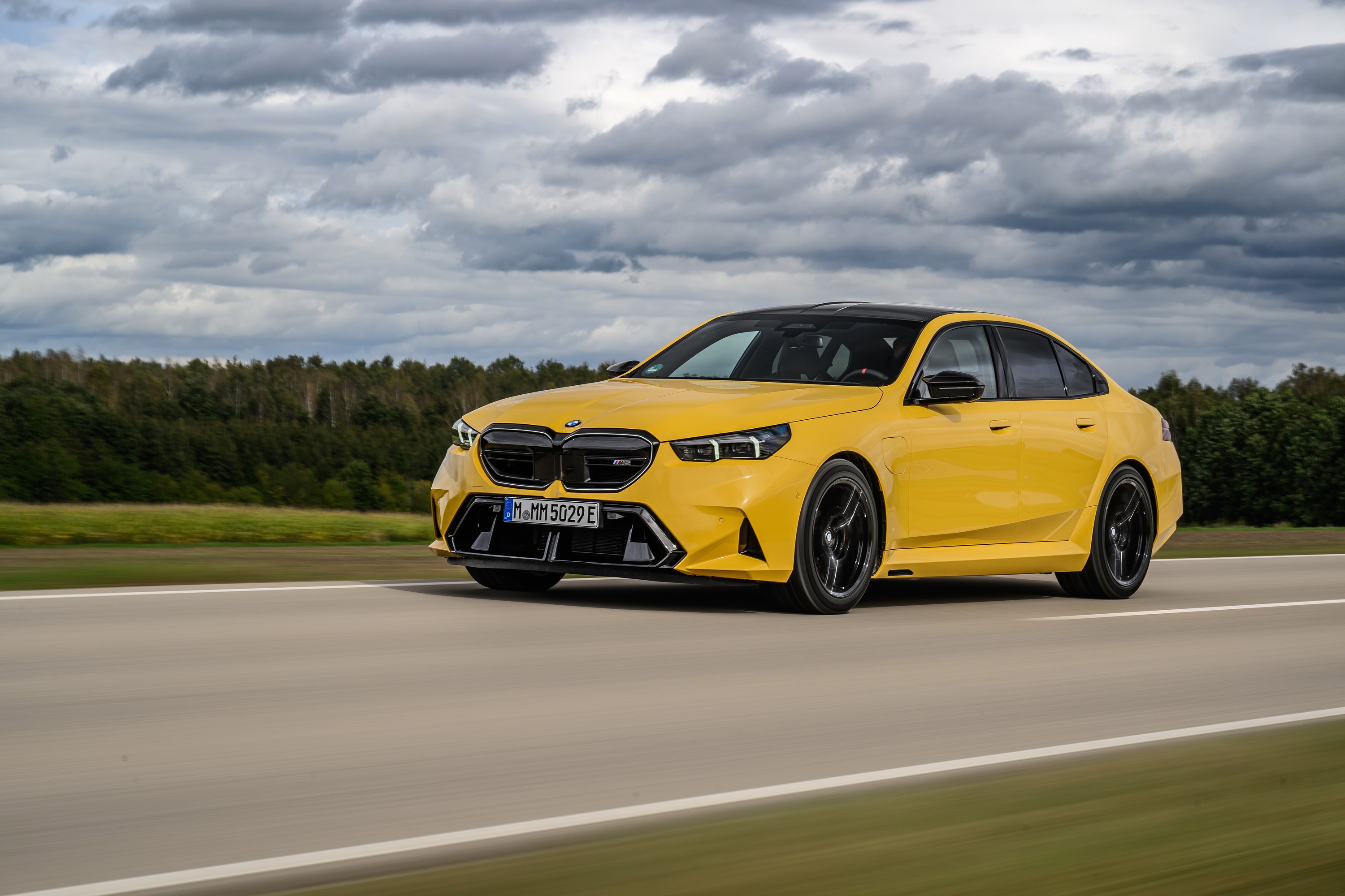 BMW M5 technology P90575423