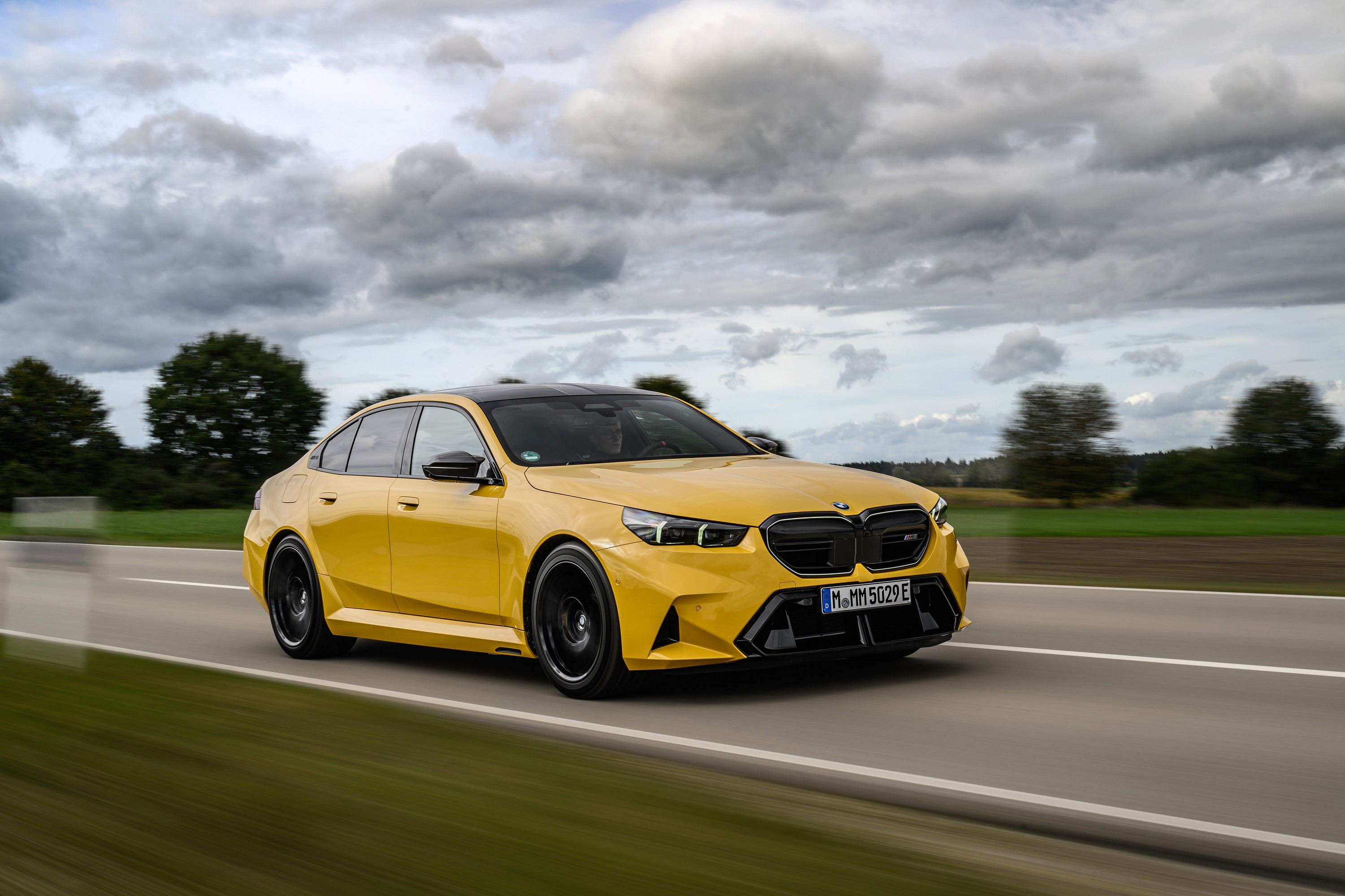 BMW M5 technology P90575422