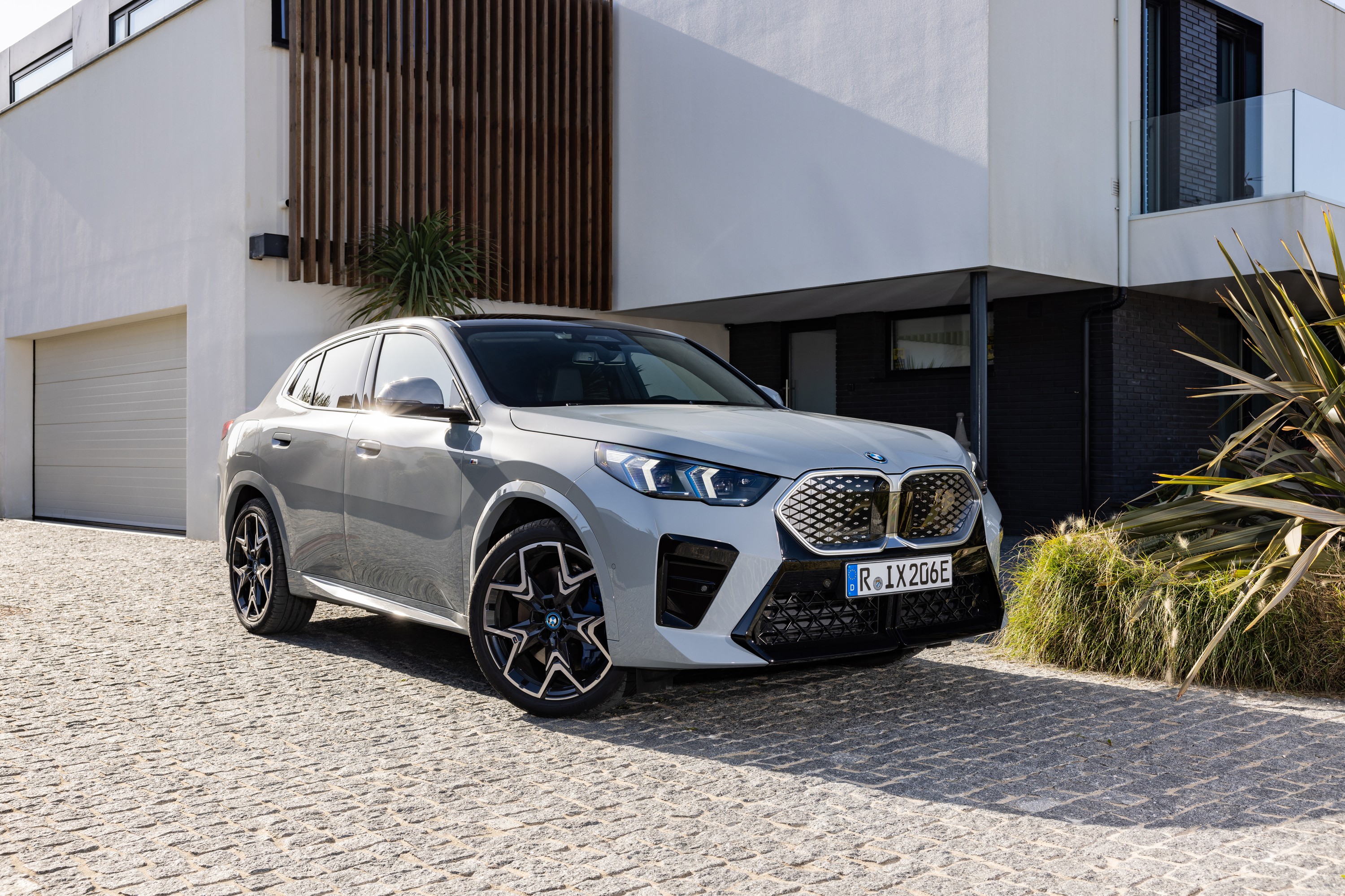 BMW iX2 exterior P90540044