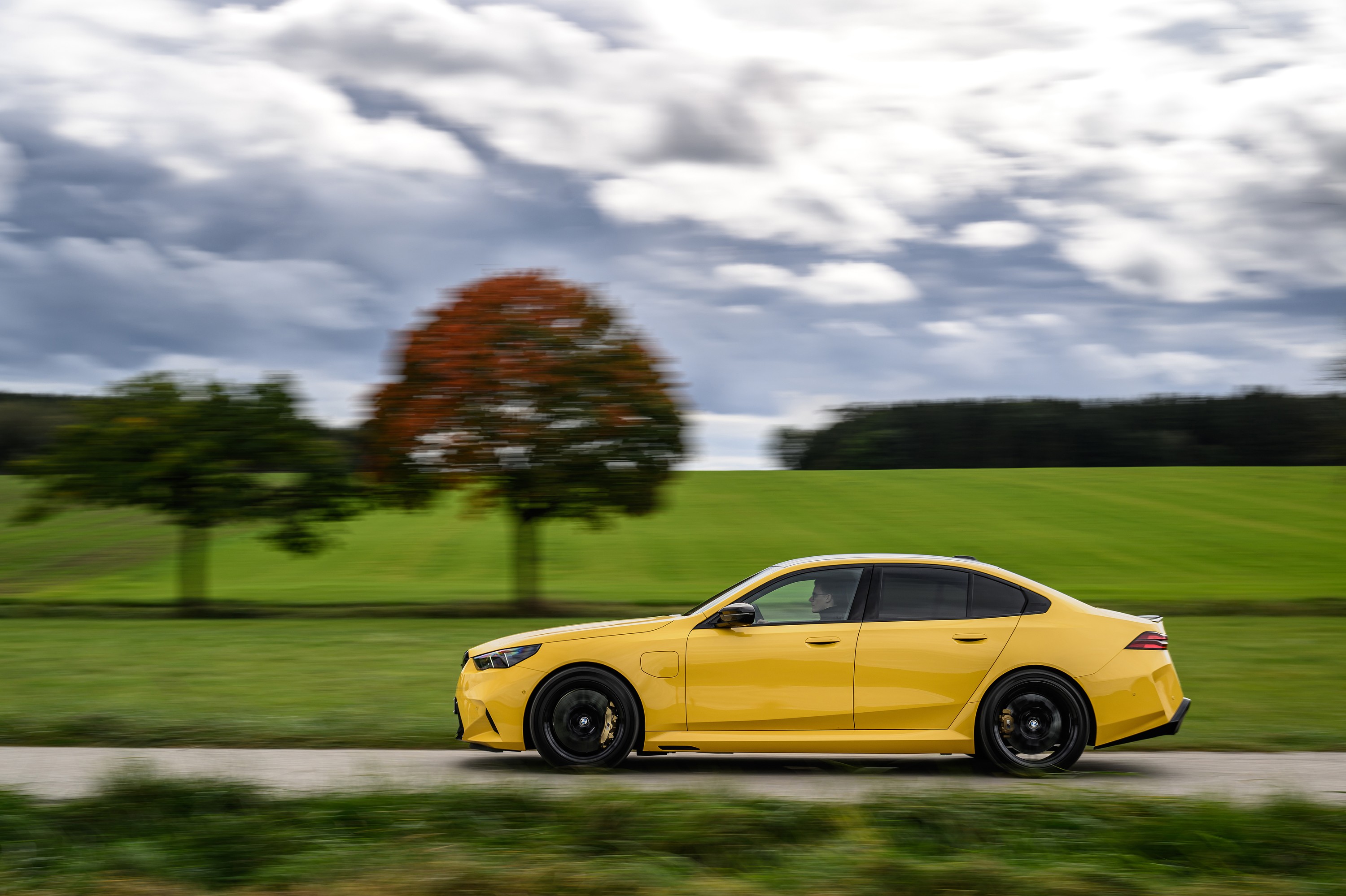 BMW M5 technology P90575435