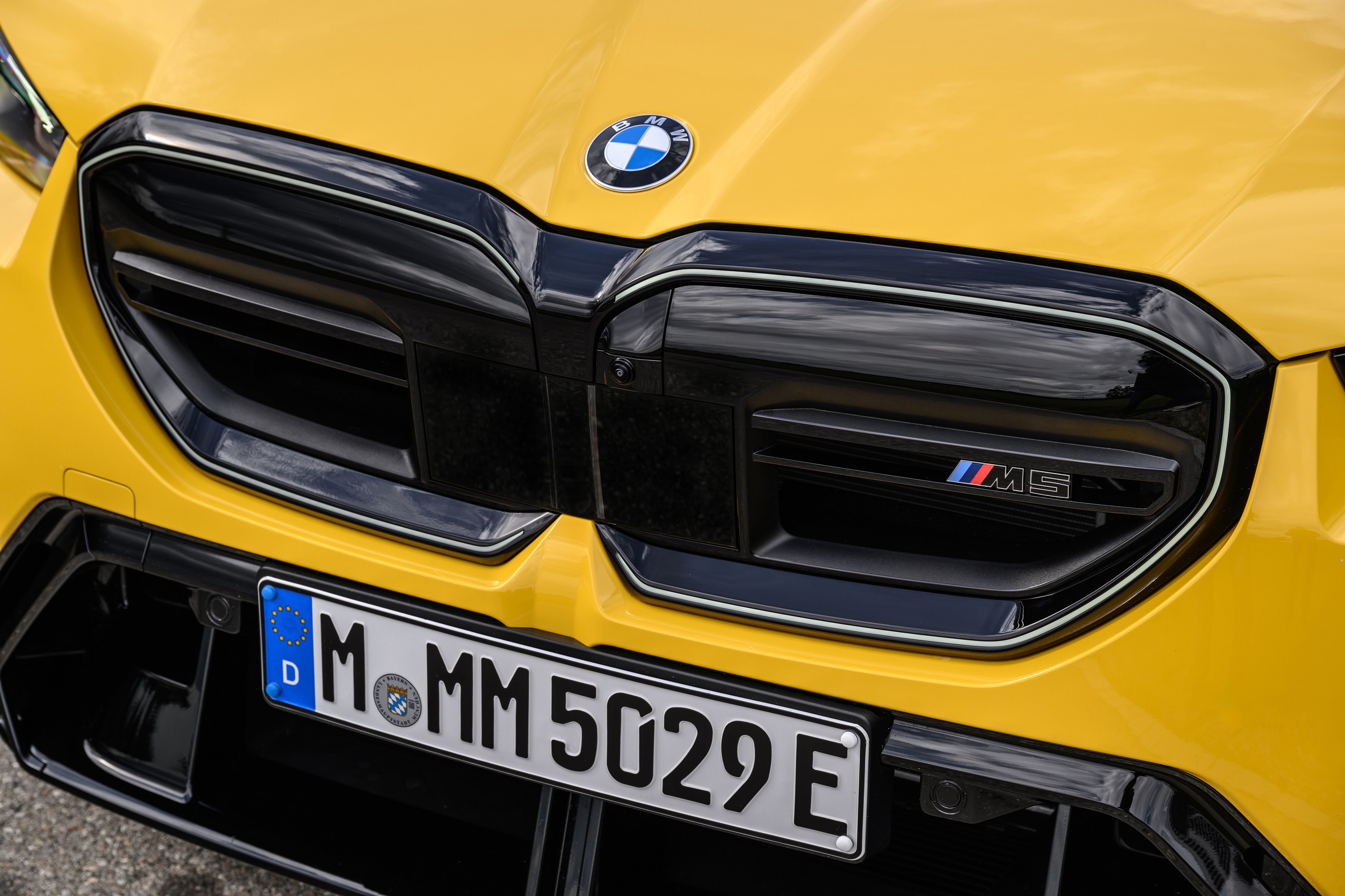 BMW M5 technology P90575478