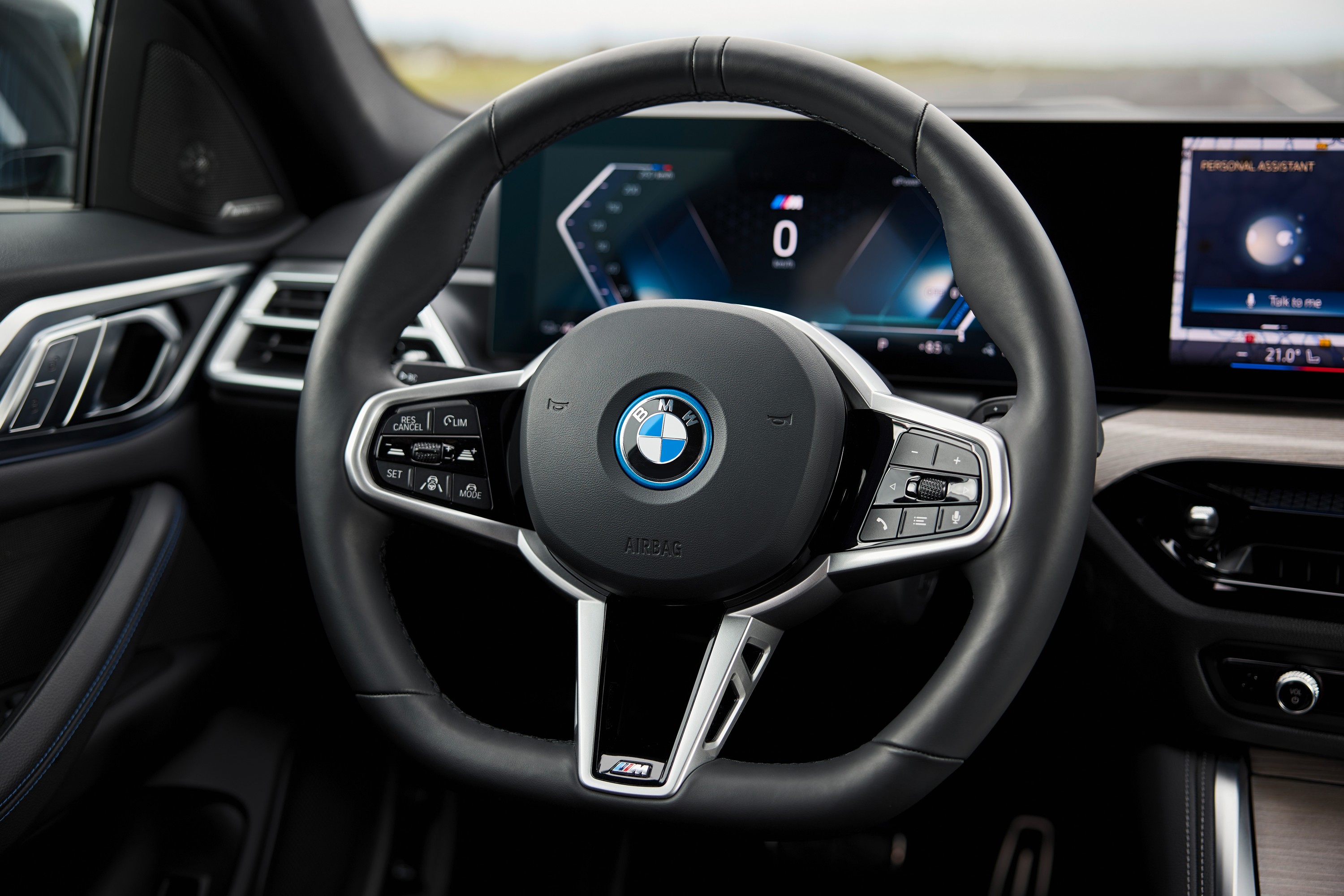 BMW i4 interior P90546629
