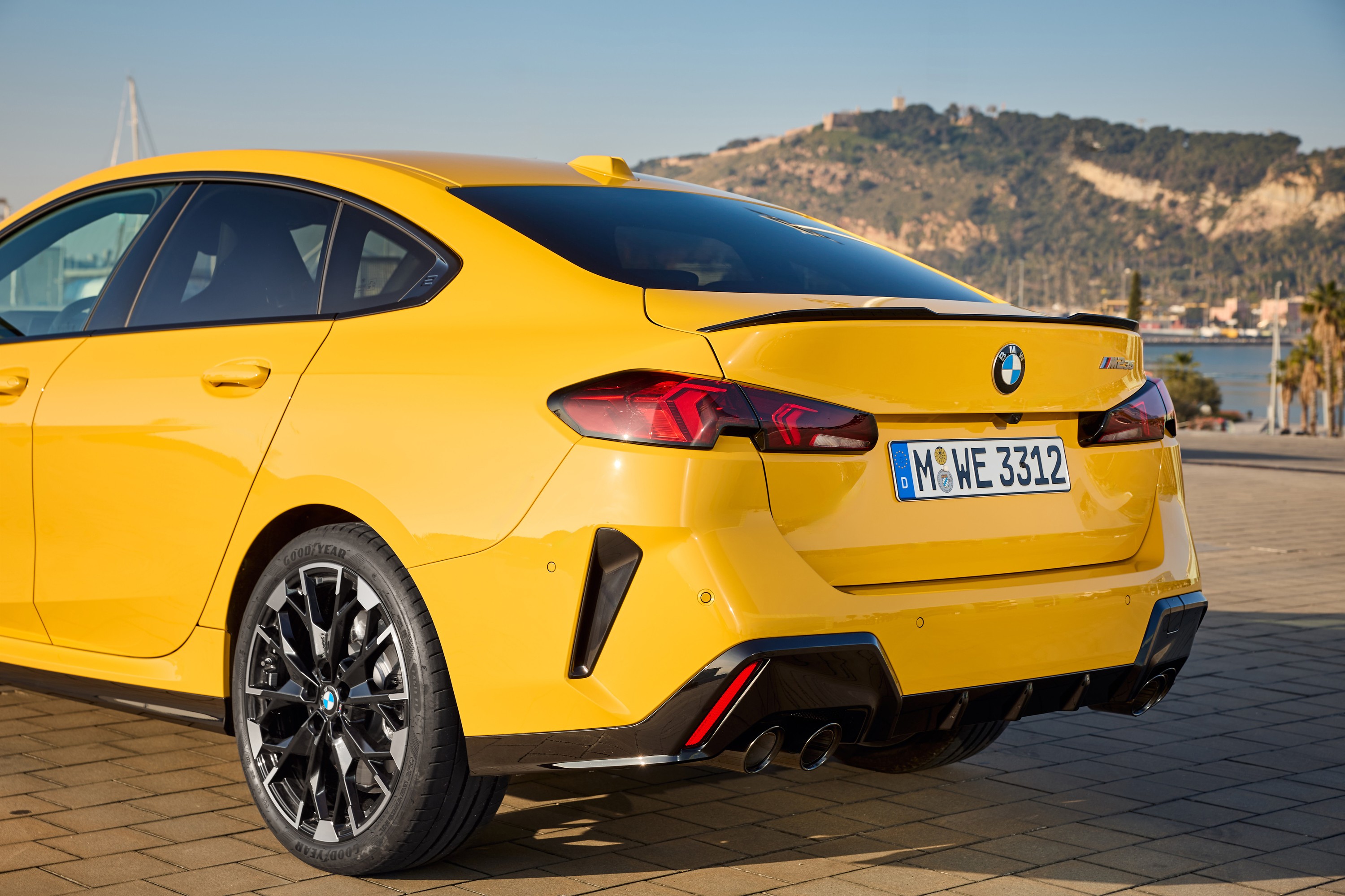 BMW M235 exterior P90589030