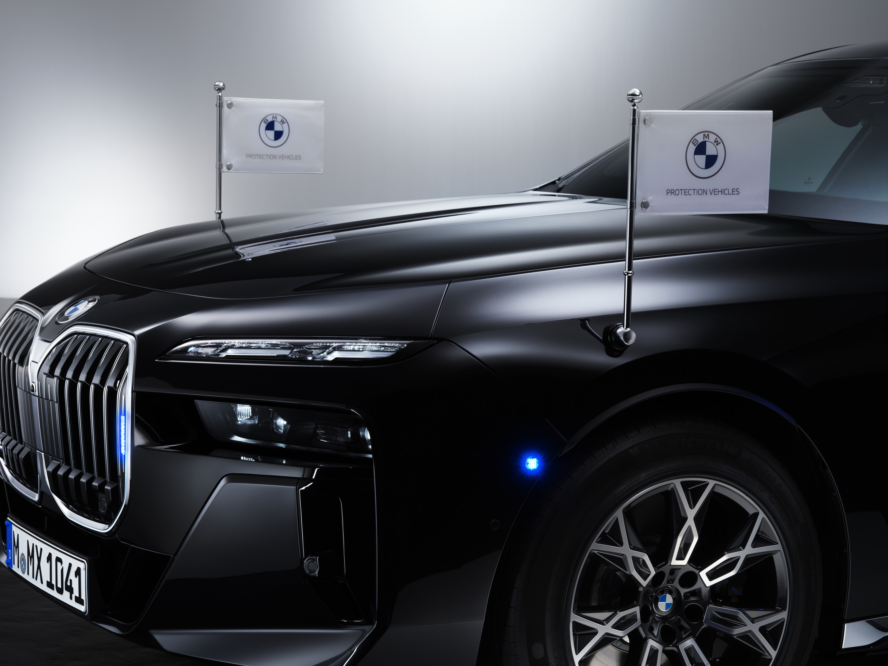 BMW 760i exterior P90516163