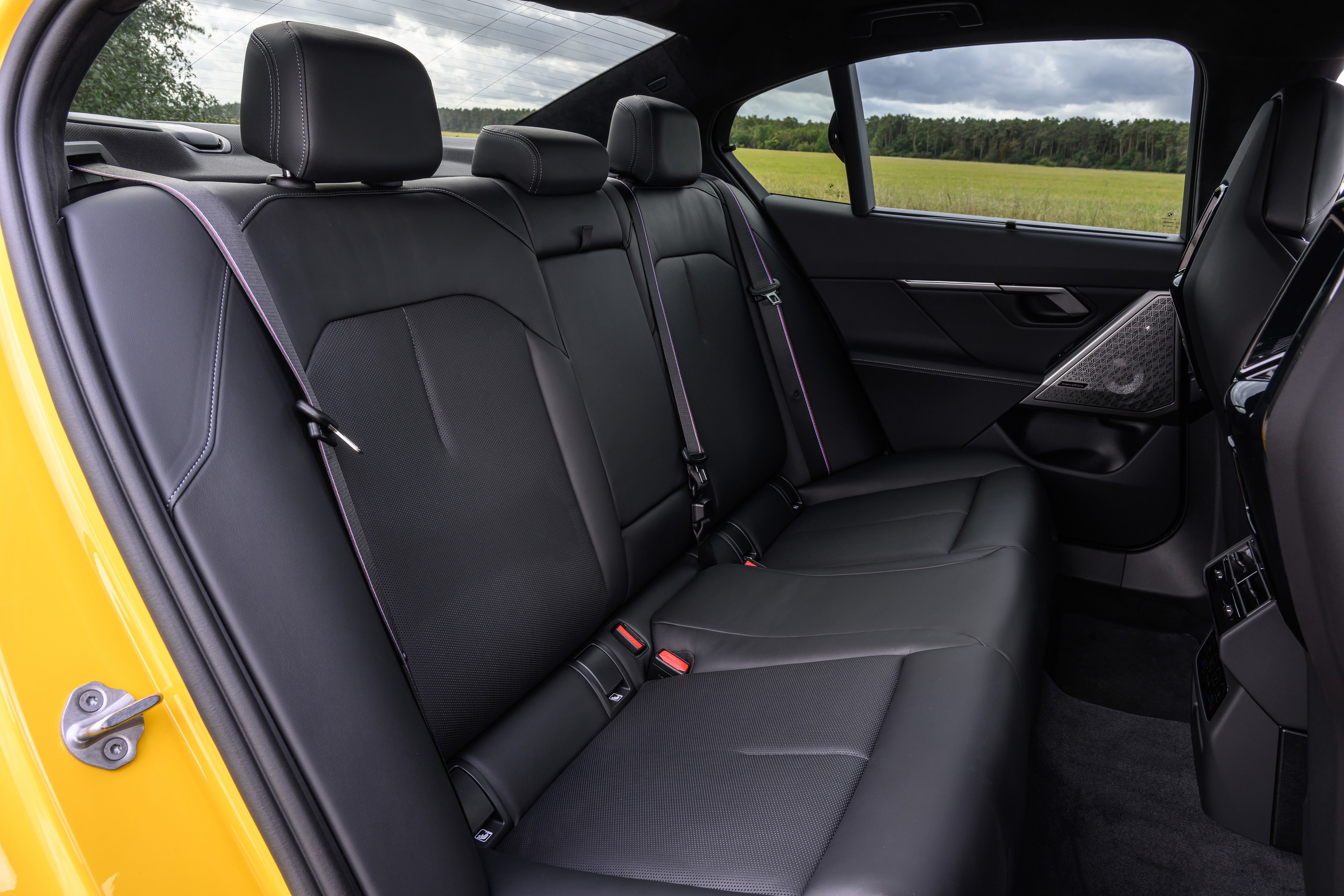 BMW M5 technology P90575497