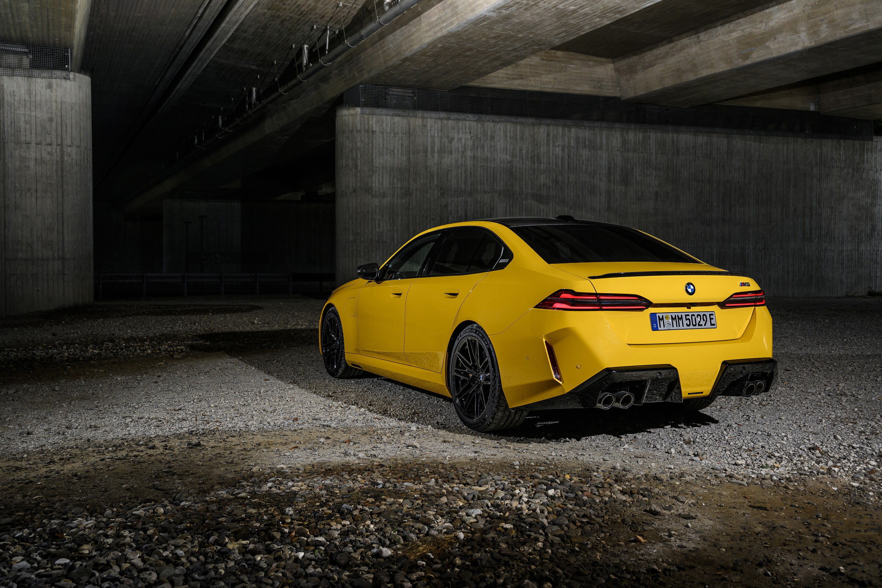 BMW M5 technology P90575461